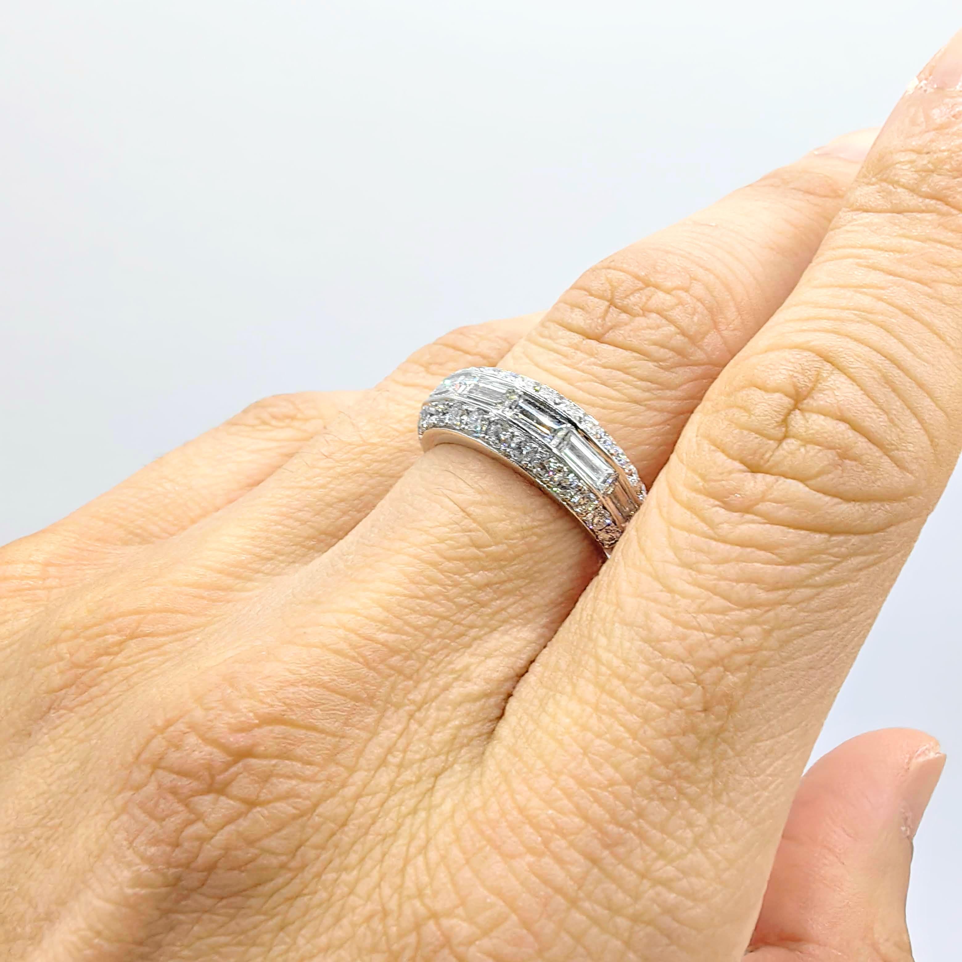 Im Angebot: 2,46ct Baguette & Rundschliff Pavé Diamant 3 Row Halb Ewigkeit Ring 18K Weißgold () 8