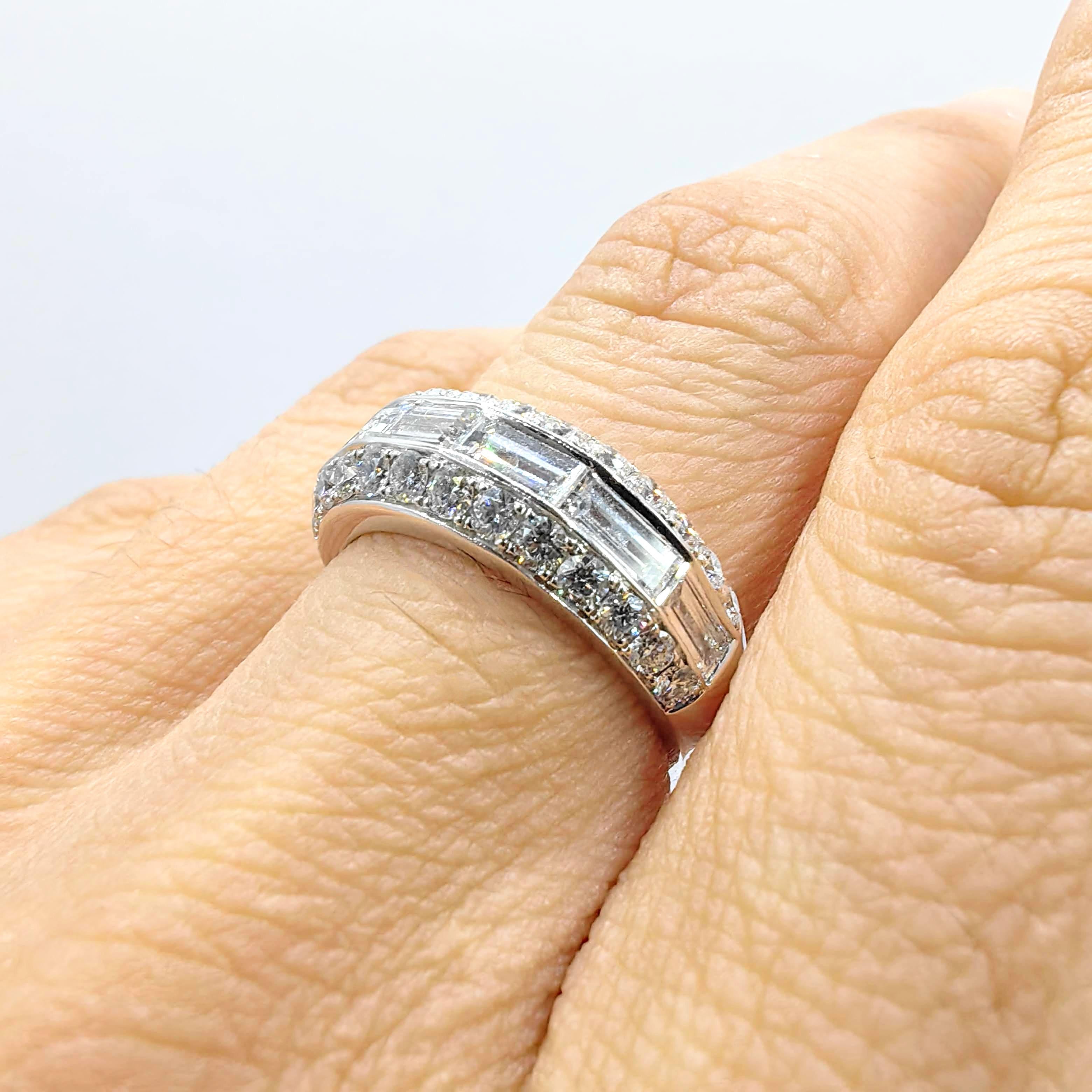 Im Angebot: 2,46ct Baguette & Rundschliff Pavé Diamant 3 Row Halb Ewigkeit Ring 18K Weißgold () 9