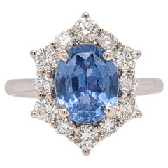 Bague ovale 9 x 7 mm en or blanc massif 14 carats avec saphir bleu de 2,46 carats et halo de diamants