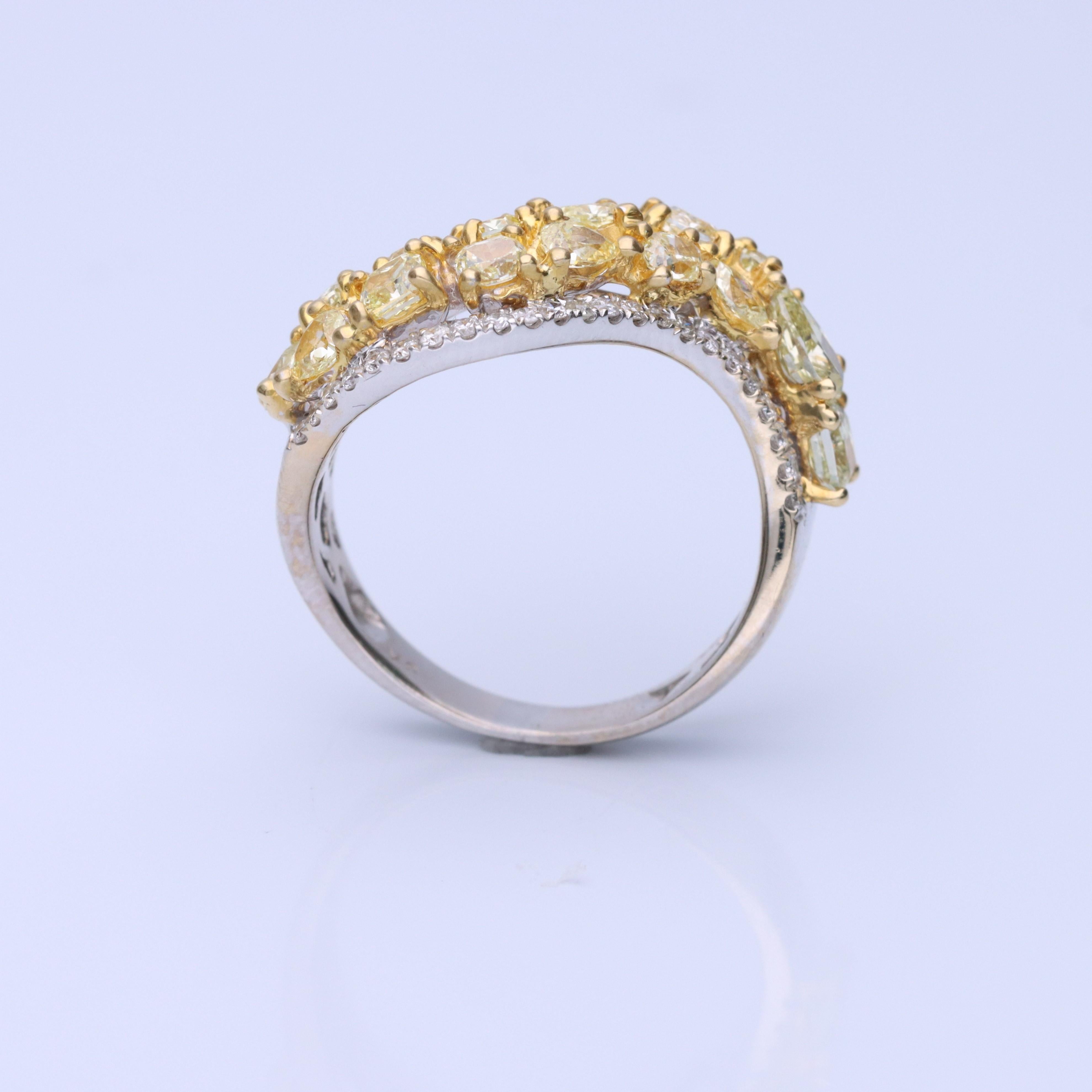 Art déco Bague en or 18 carats avec diamants jaunes de 2,46 carats et diamants blancs de taille ronde en vente