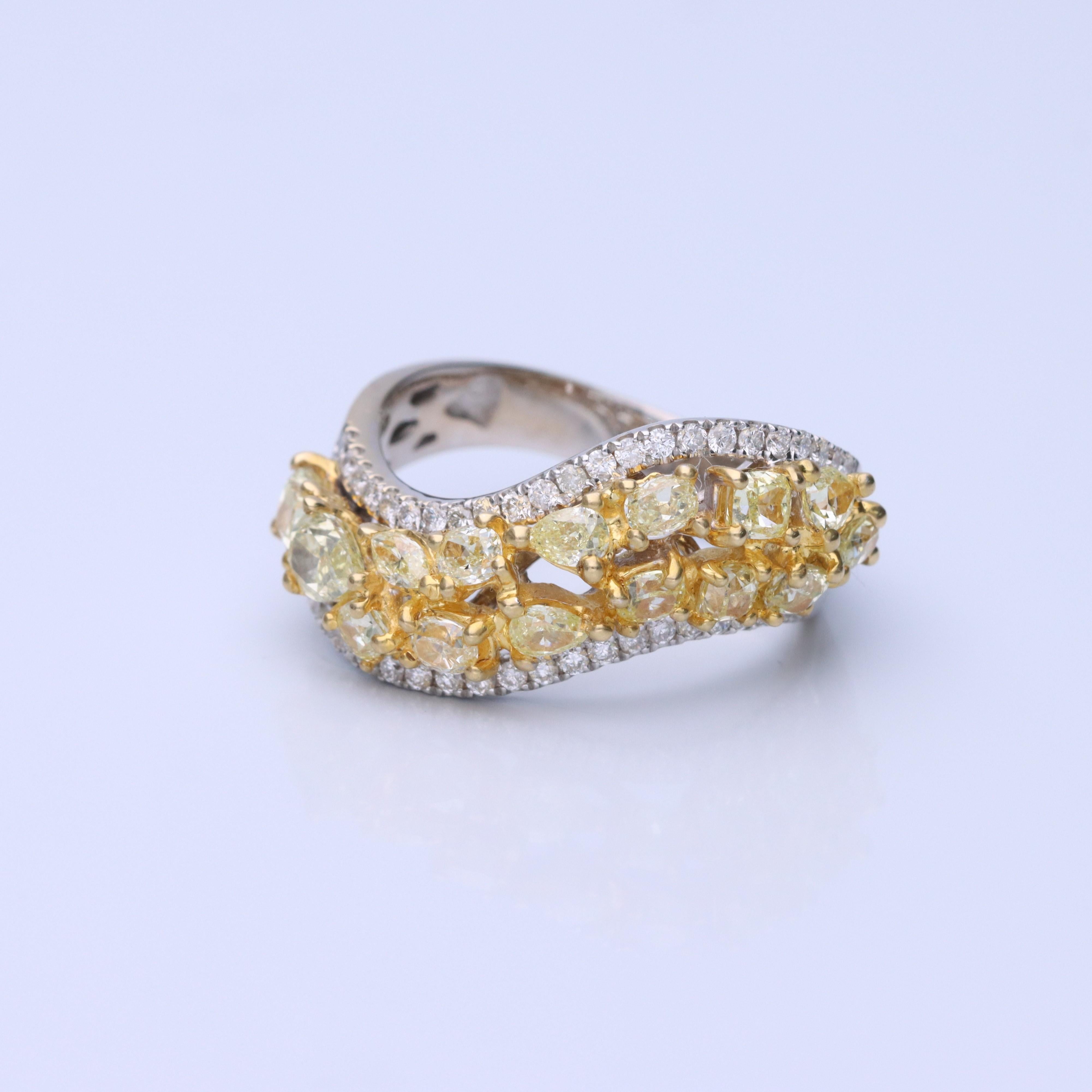 Bague en or 18 carats avec diamants jaunes de 2,46 carats et diamants blancs de taille ronde Neuf - En vente à New York, NY