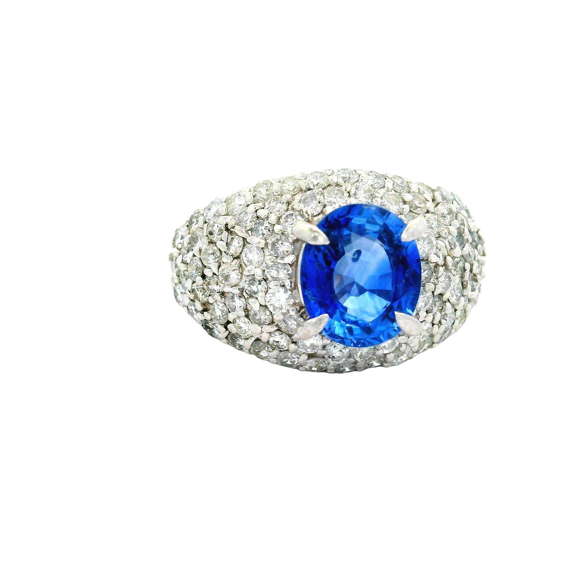 Ein fesselnder Modering mit einem exquisiten ovalen blauen Saphir von 2,47 Karat. Der Saphir hat einen leuchtend blauen Farbton und ist prominent in der Mitte platziert. Um den Saphir herum sind runde weiße Diamanten von insgesamt 2,21 Karat