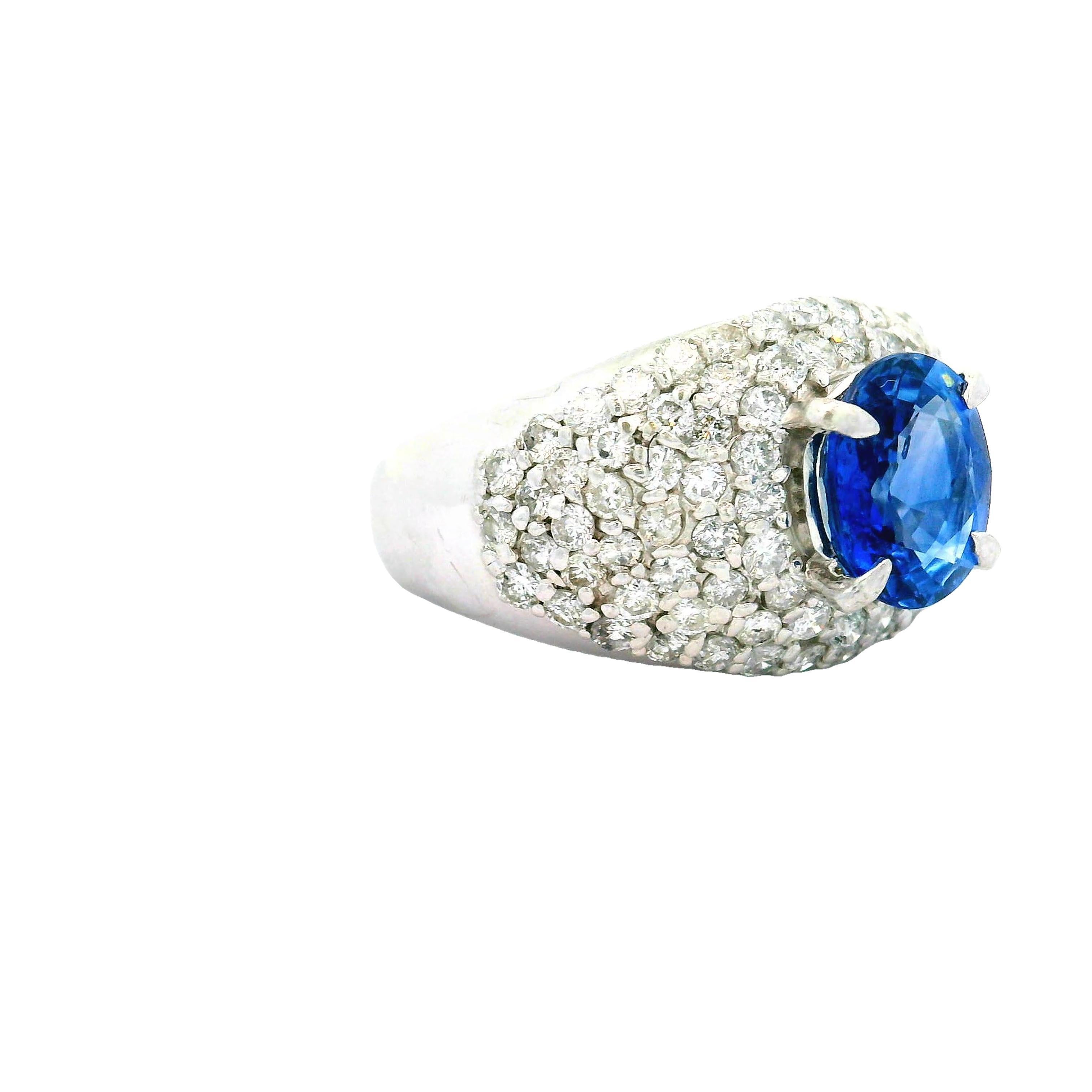 Platinring mit 2,47 Karat blauem Saphir und Diamant in Pavé-Fassung (Ovalschliff) im Angebot