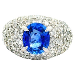Bague en platine pavée de diamants et saphir bleu de 2,47 carats