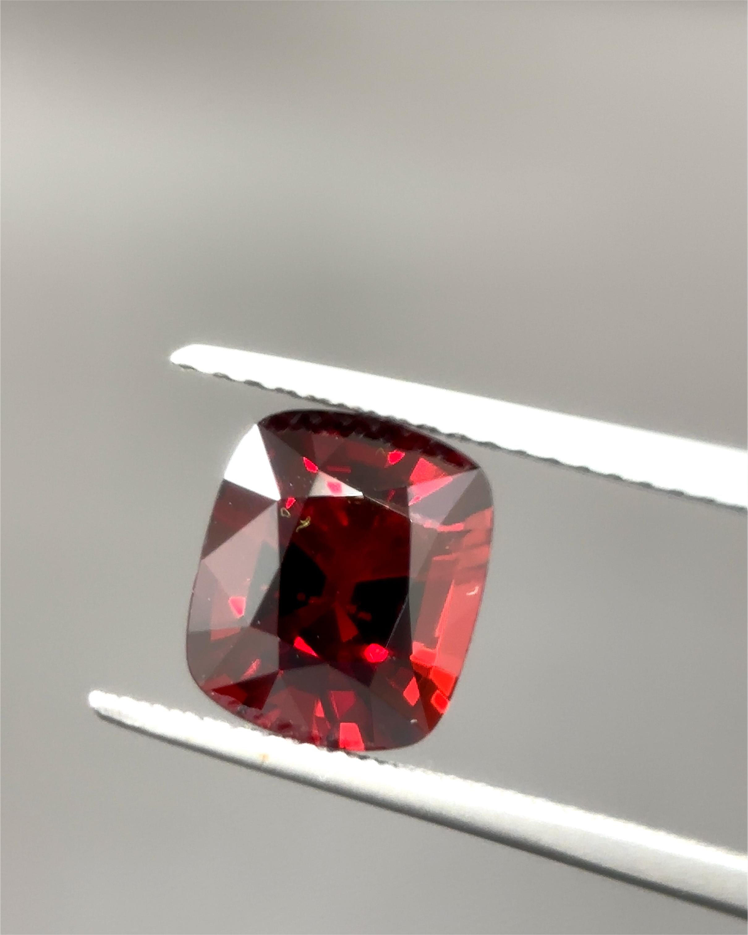 Entdecken Sie die faszinierende Brillanz dieses 2.47 Karat schweren, leuchtend roten Burma-Spinells, eines Edelsteins von außergewöhnlicher Seltenheit und hohem Ansehen. Dieser Edelstein stammt direkt aus den berühmten Mogok-Minen - einer Region,