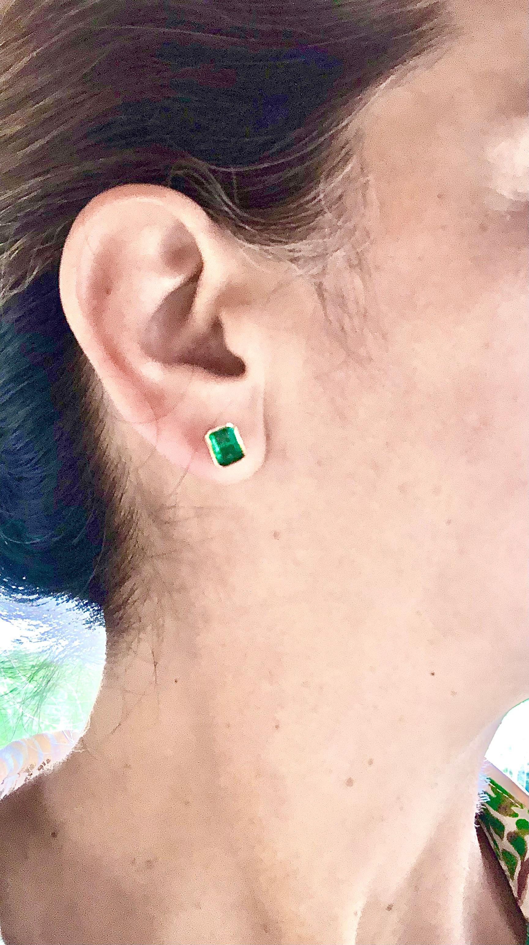 emerald stud earrings gold