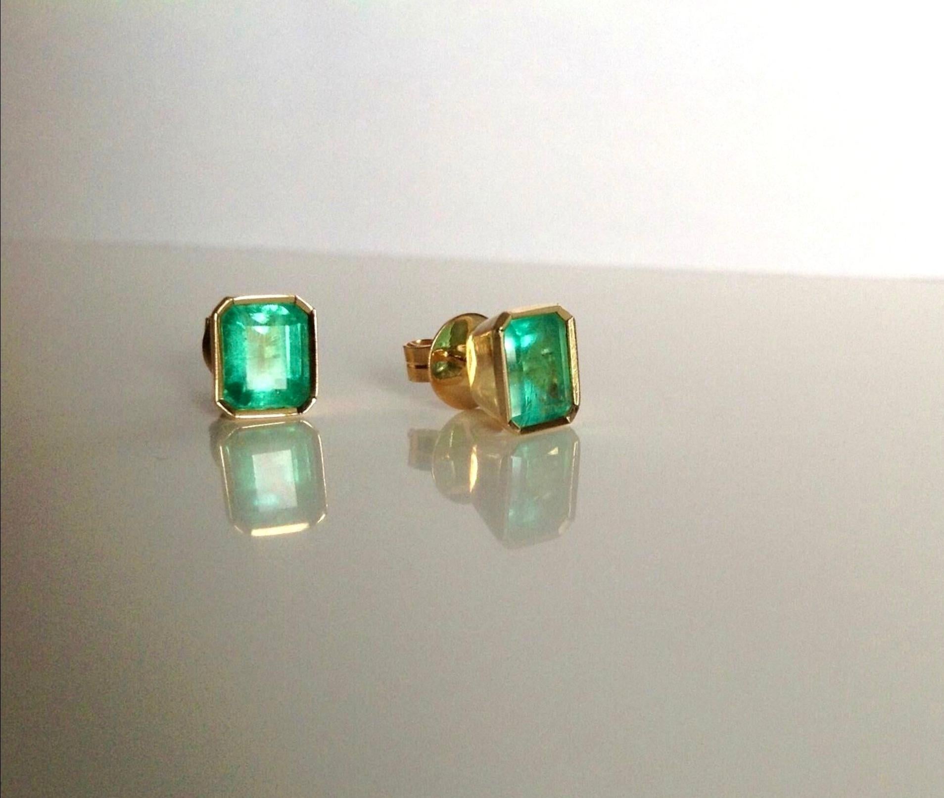 Women's or Men's 2.47 Carat Natural Colombian Emerald Stud Earrings 18 Karat Yellow Gold