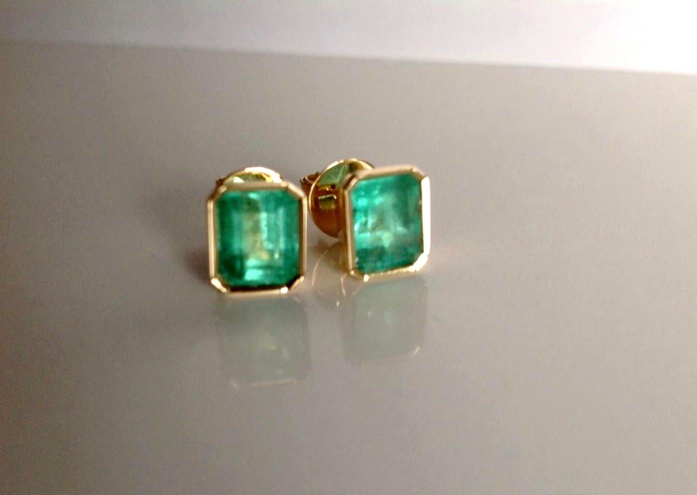 emerald gold stud earrings