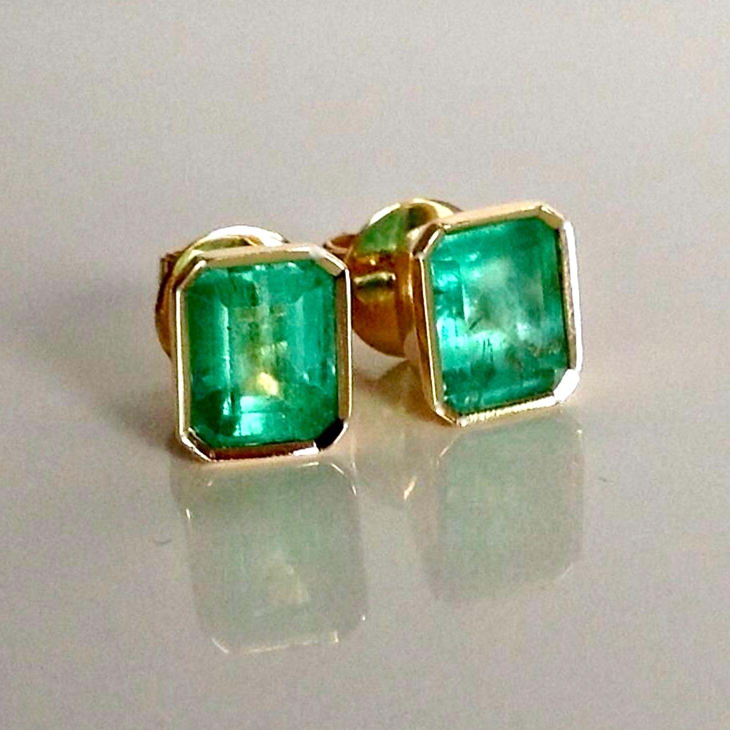2.47 Carat Natural Colombian Emerald Stud Earrings 18 Karat Yellow Gold 1