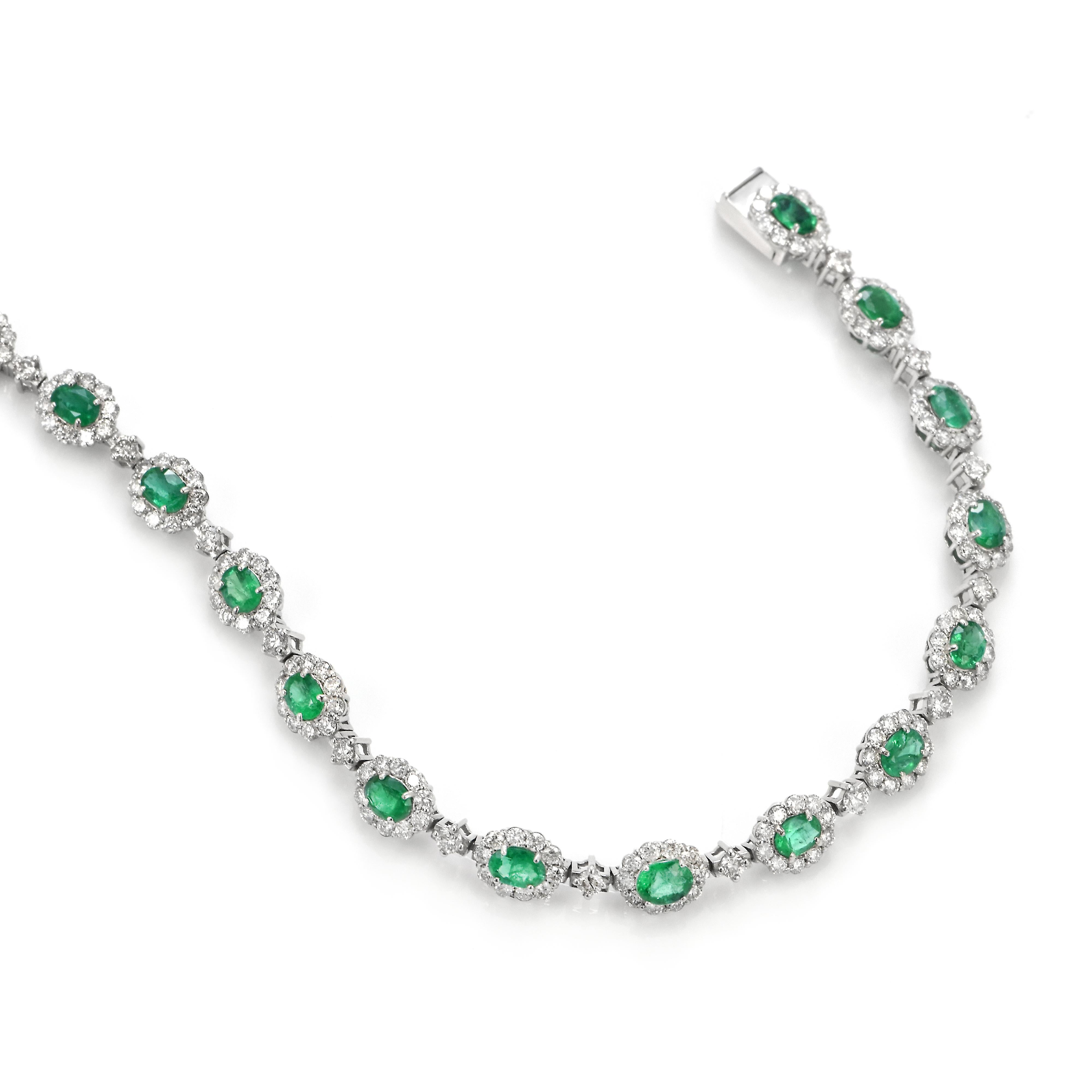 Modern 2.47 Carat Natural Vivid Green Emeralds and Diamonds Bracelet Made in Platinum For Sale