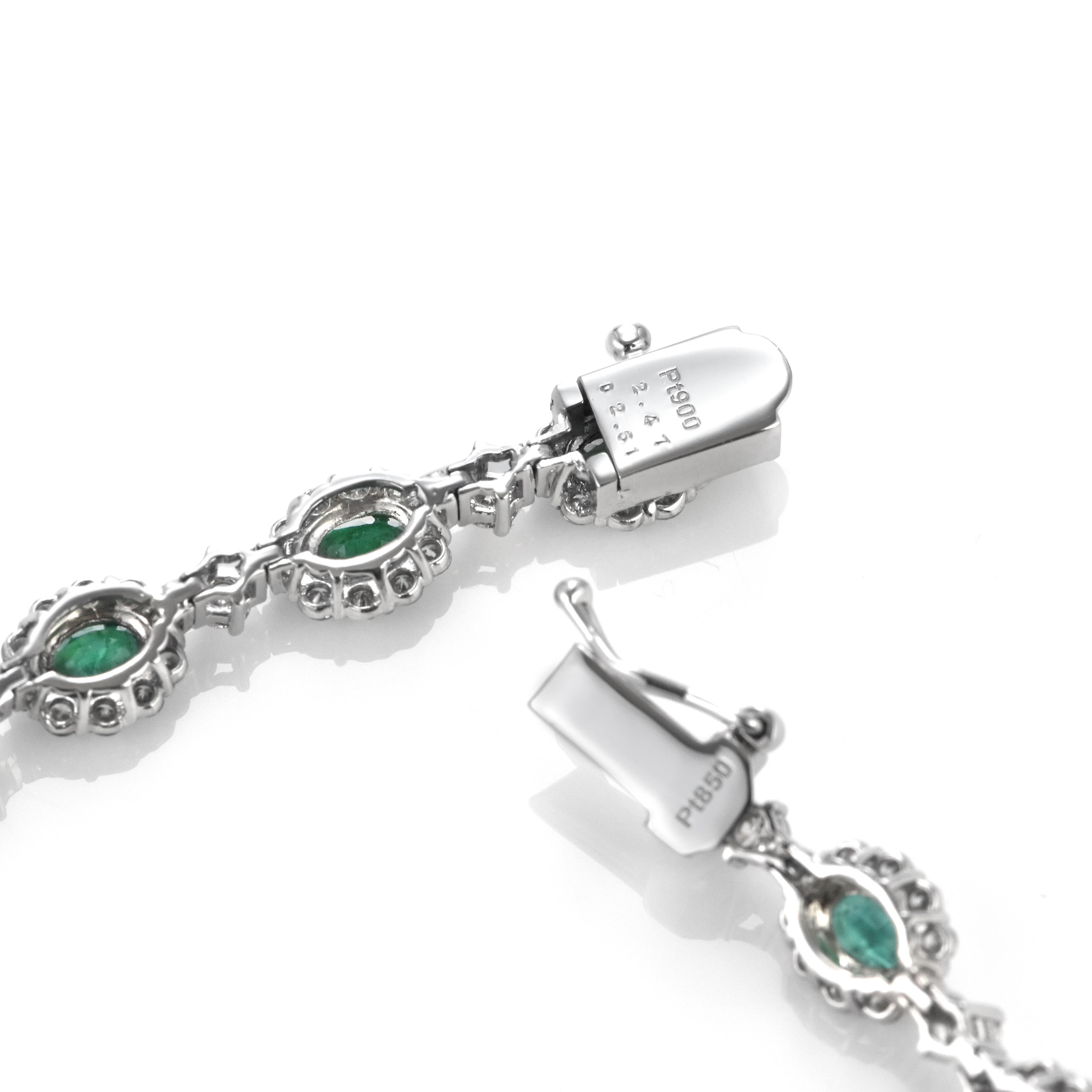 2.47 Carat Natural Vivid Green Emeralds and Diamonds Bracelet Made in Platinum In New Condition For Sale In Tokyo, JP