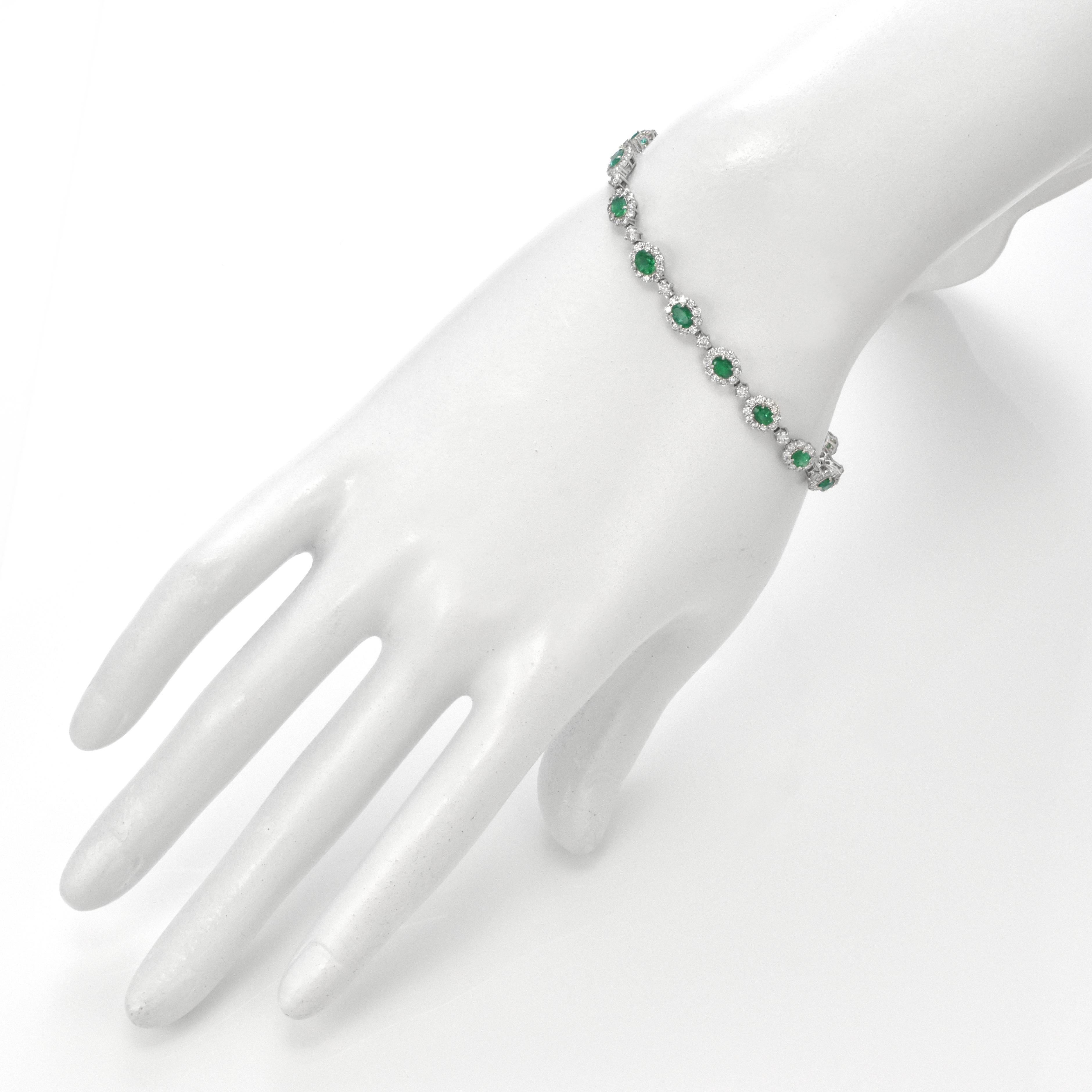 2.47 Carat Natural Vivid Green Emeralds and Diamonds Bracelet Made in Platinum For Sale 1