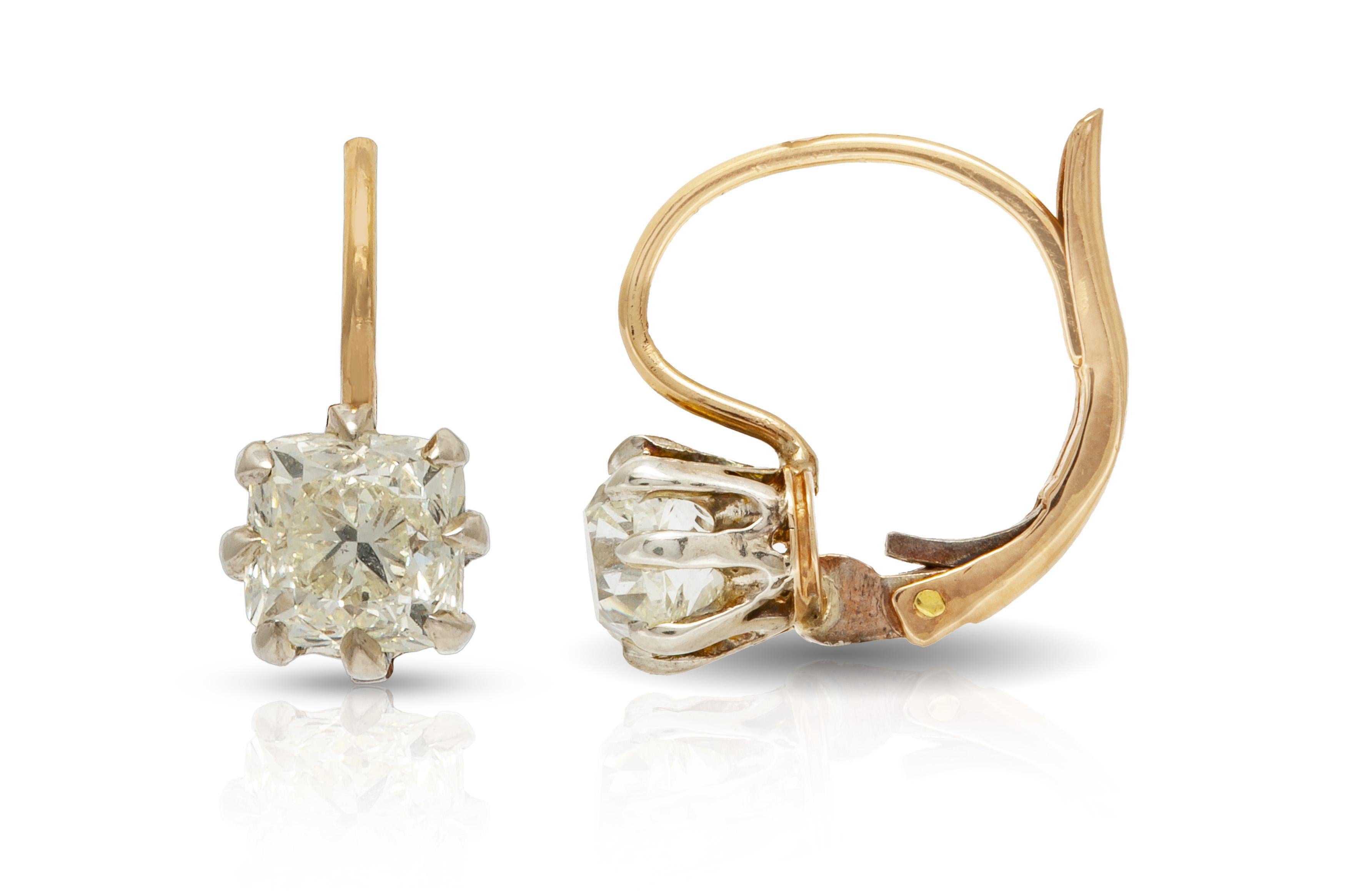 Finement réalisé en or rose 14k avec 2 diamants taille ancienne pesant environ 2,47 carats au total.