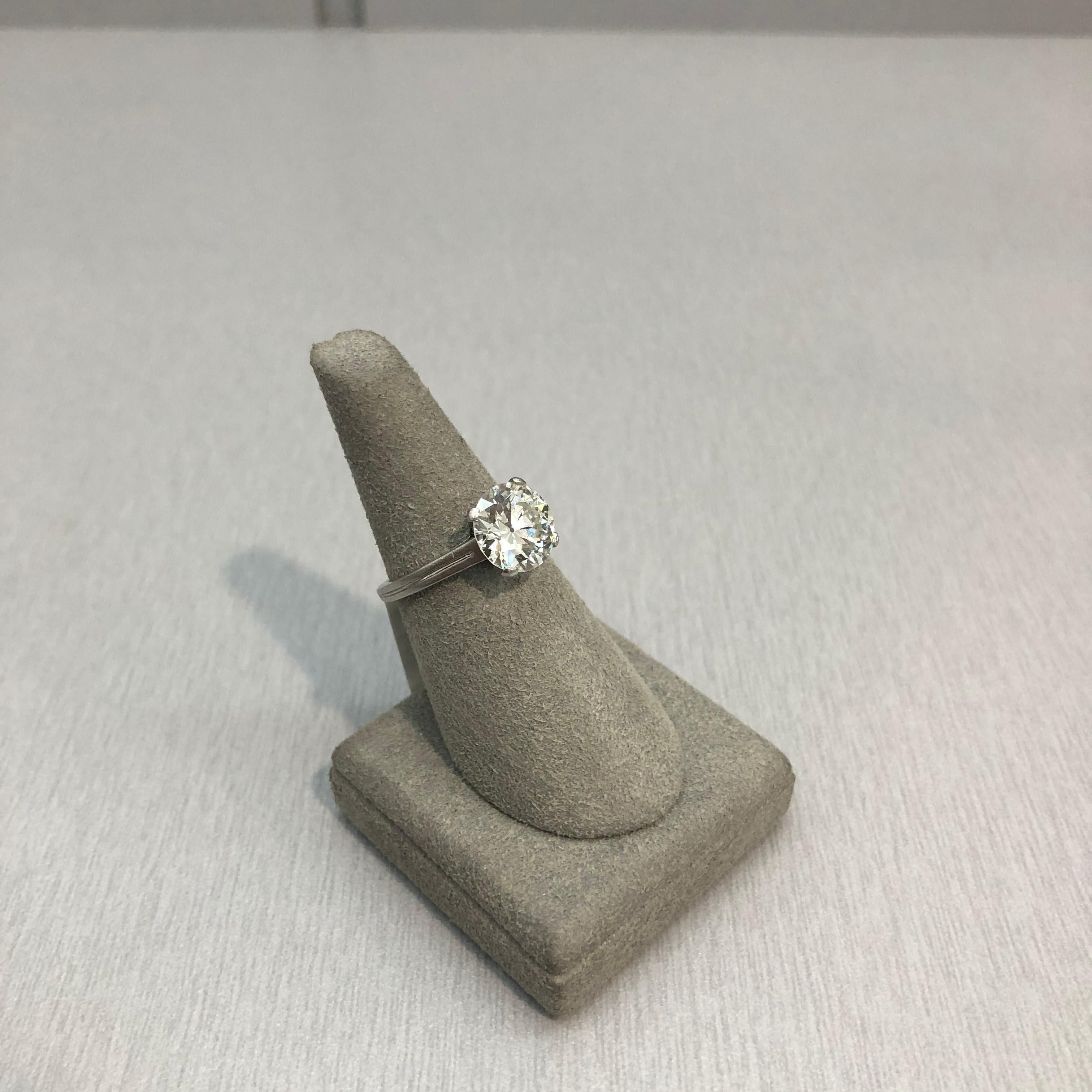 Bague de fiançailles solitaire certifiée GIA de 2,47 carats de diamants ronds totaux en vente 3