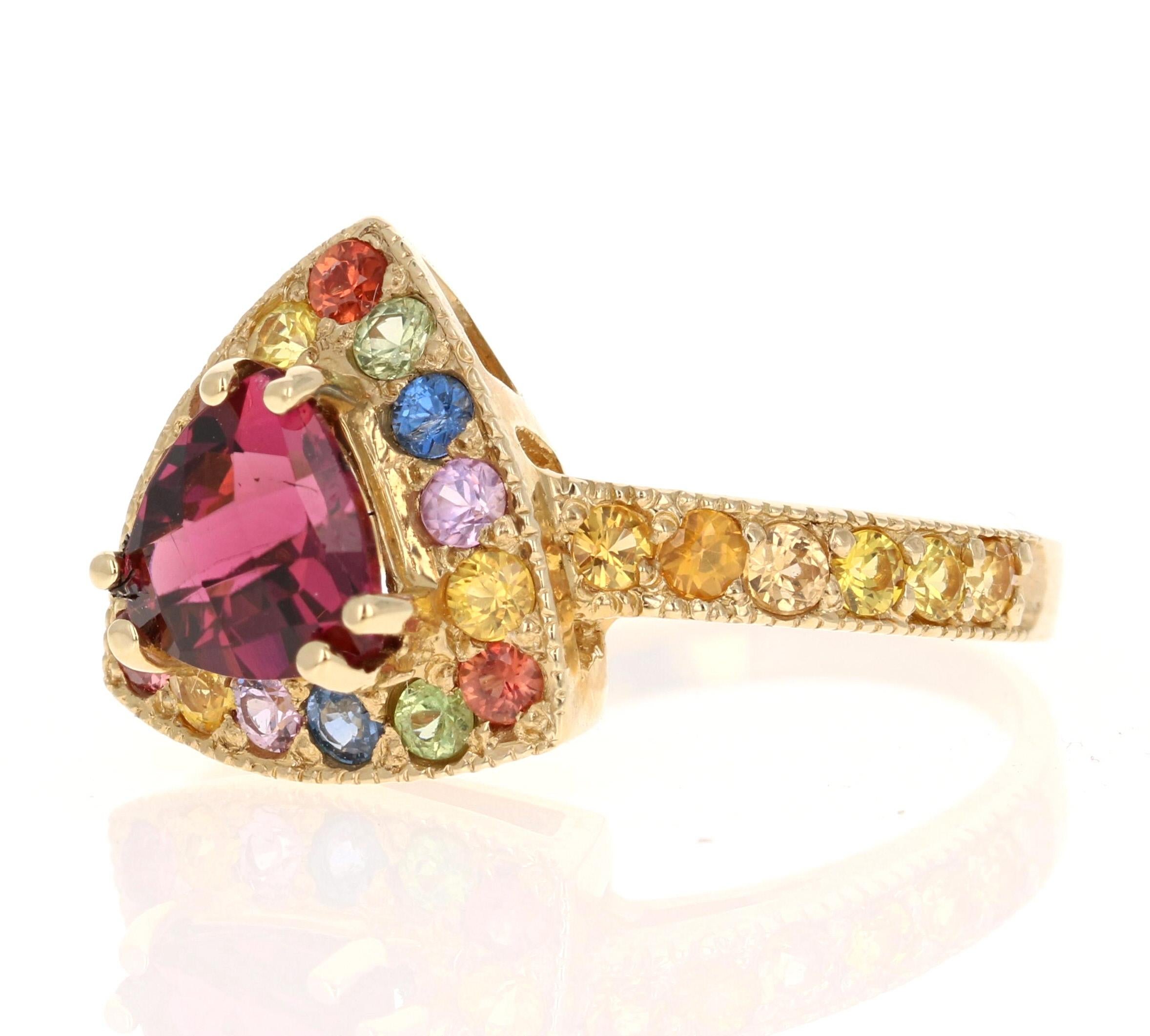 Contemporary 2.47 Carat Tourmaline Sapphire 14 Karat Yellow Gold Cocktail Ring For Sale