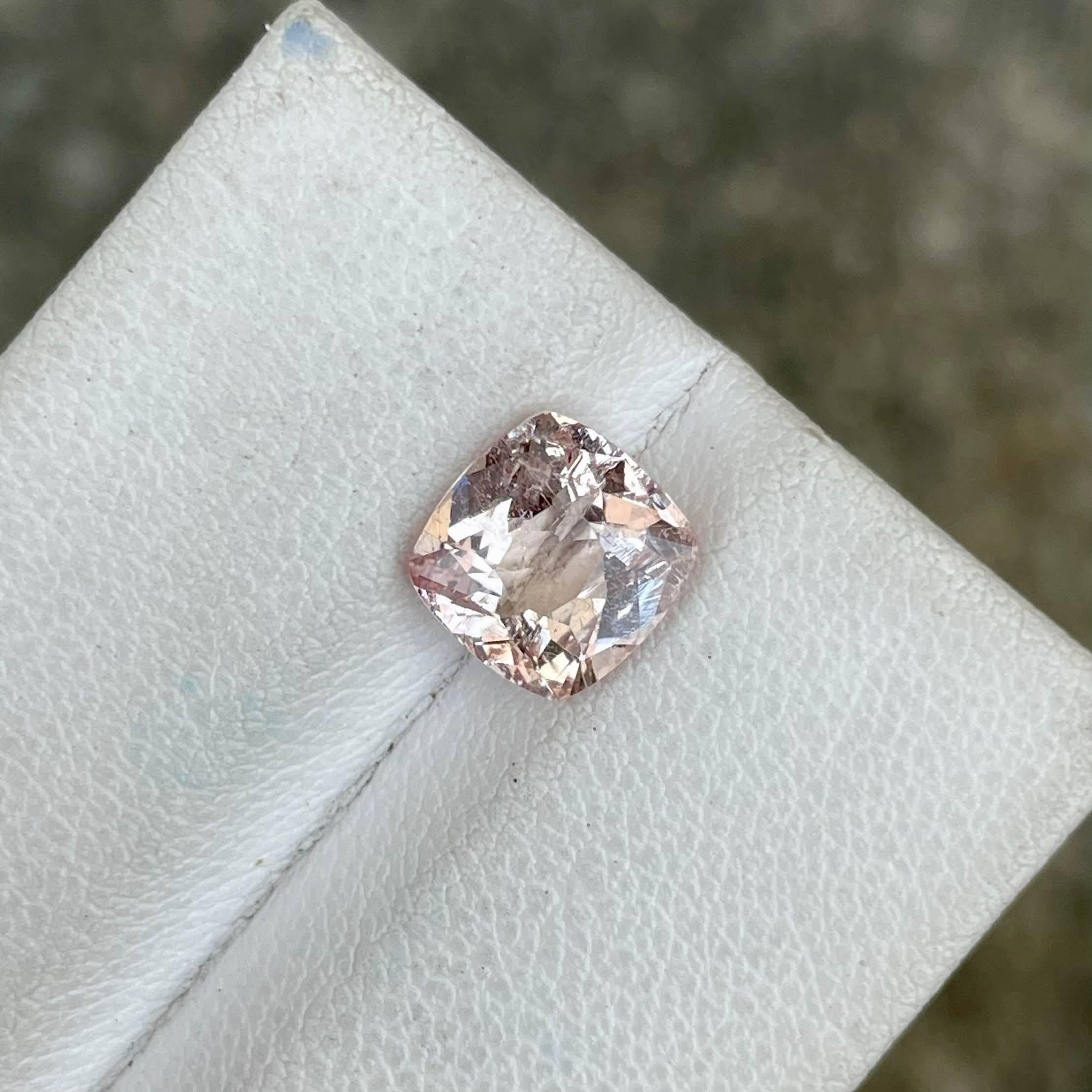 Gewicht 2,47 Karat 
Abmessungen 8,0x7,8x4,8 mm
Behandlung keine 
Herkunft Pakistan 
Klarheit SI
Kissen formen 
Fancy Kissen schneiden 



Dieser exquisite, natürliche African Peach Morganite mit einem Gewicht von 2,47 Karat hat einen atemberaubenden