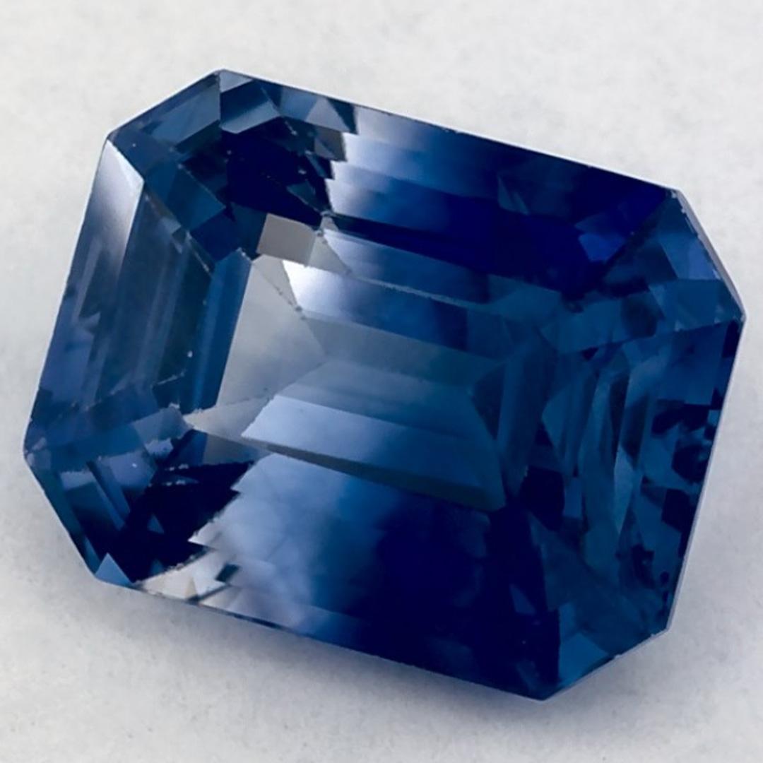 Pierre de naissance très précieuse du mois de septembre, d'un bleu ravissant. On pense qu'ils apportent chance et fortune dans la vie.

Explorez la vibrante collection d'émeraudes, de rubis et de saphirs de notre magasin, disponibles sous forme de