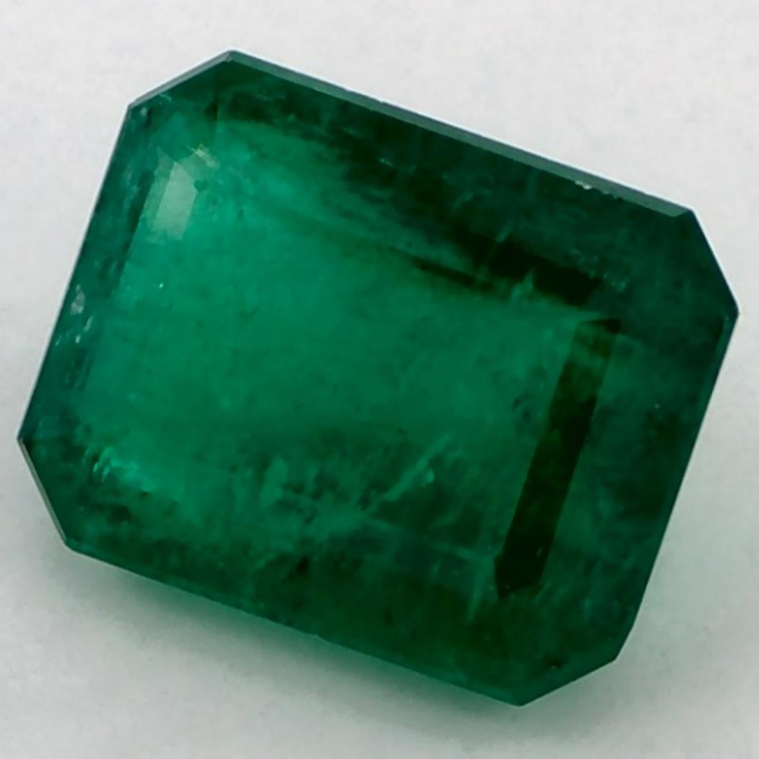 D'un vert éclatant, la pierre de naissance du mois de mai symbolise le renouveau de la croissance printanière. 

Explorez la vibrante collection d'émeraudes, de rubis et de saphirs de notre magasin, disponibles sous forme de pierres précieuses en