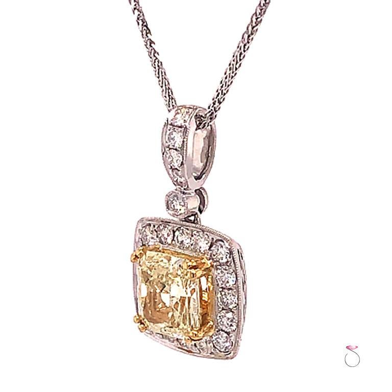 2,47 Karat gelber Diamant-Halo-Anhänger mit Strahlenschliff, 18 Karat Weißgold mit Kette (Moderne) im Angebot