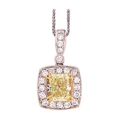 Pendentif en or blanc 18 carats avec chaîne et halo de diamants jaunes fantaisie de 2,47 carats taille radiant