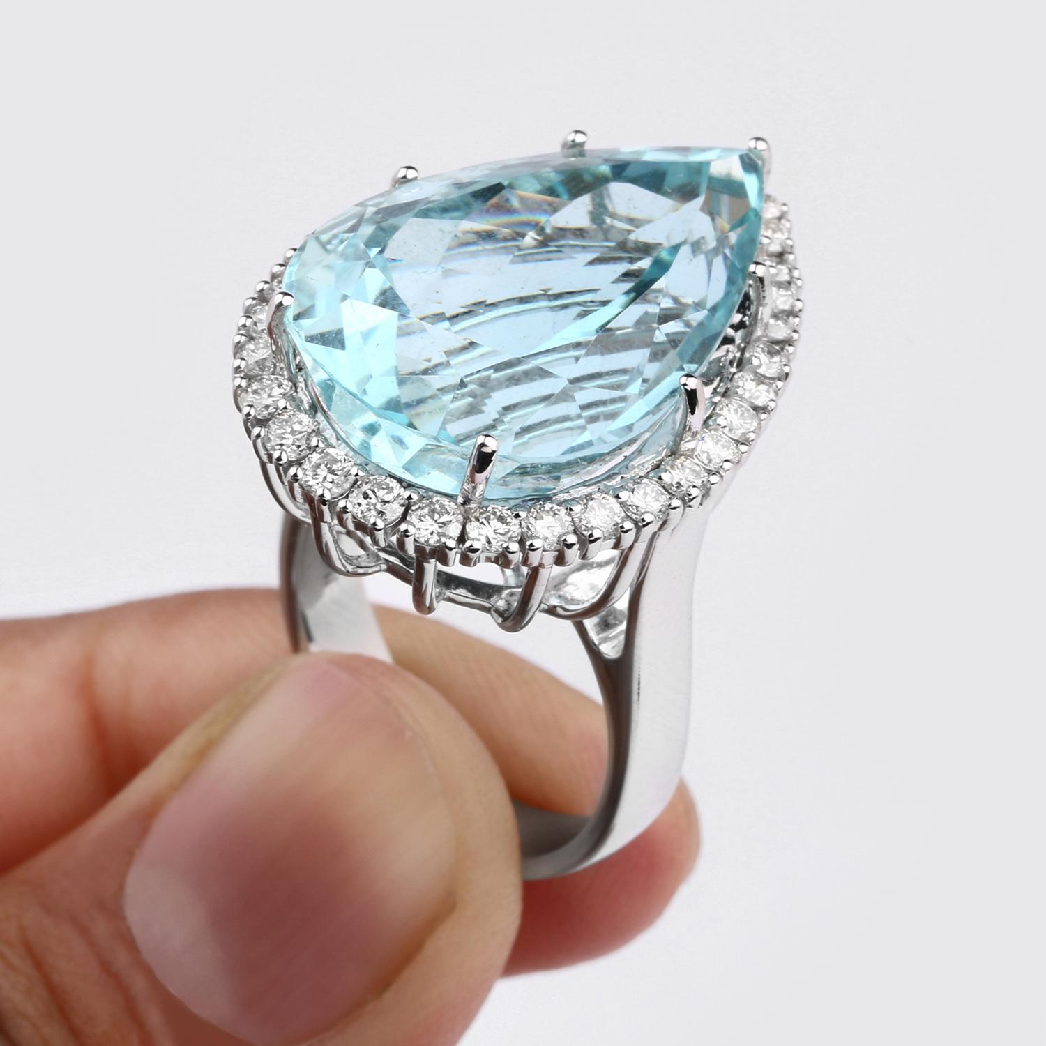 24.70 Carat Aquamarine and Diamond 14 Karat White Gold Cocktail Ring In New Condition In Great Neck, NY