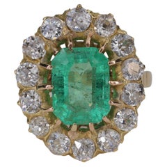 Antiker Ring mit 2,77 Karat Smaragd und Diamant-Halo im alteuropäischen Schliff