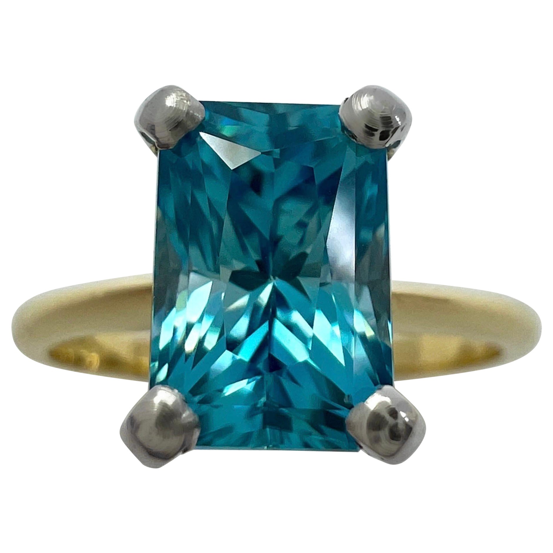 Anello solitario in oro 18k con zircone blu vivido, smeraldo fantasia, taglio radiante 2,47ct in vendita