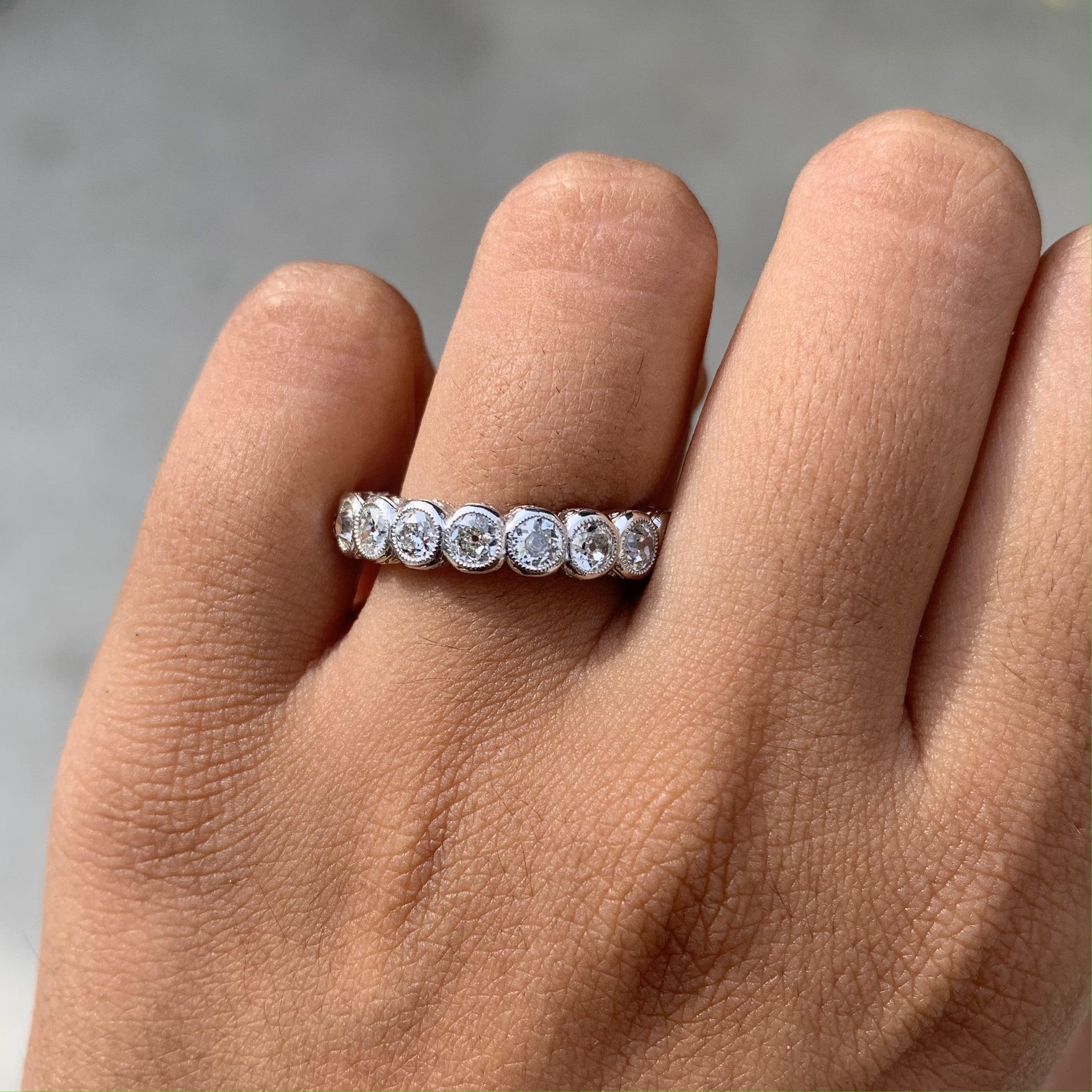 Der absolut verträumte und unvergängliche 2,48-Karat-Diamantring im Minenschliff.  Ein idealer Ring für einen Heiratsantrag mit diesem faszinierenden Vintage-Diamantring! Wenn Sie sich selbst ein Geschenk machen wollen, ist dies der perfekte