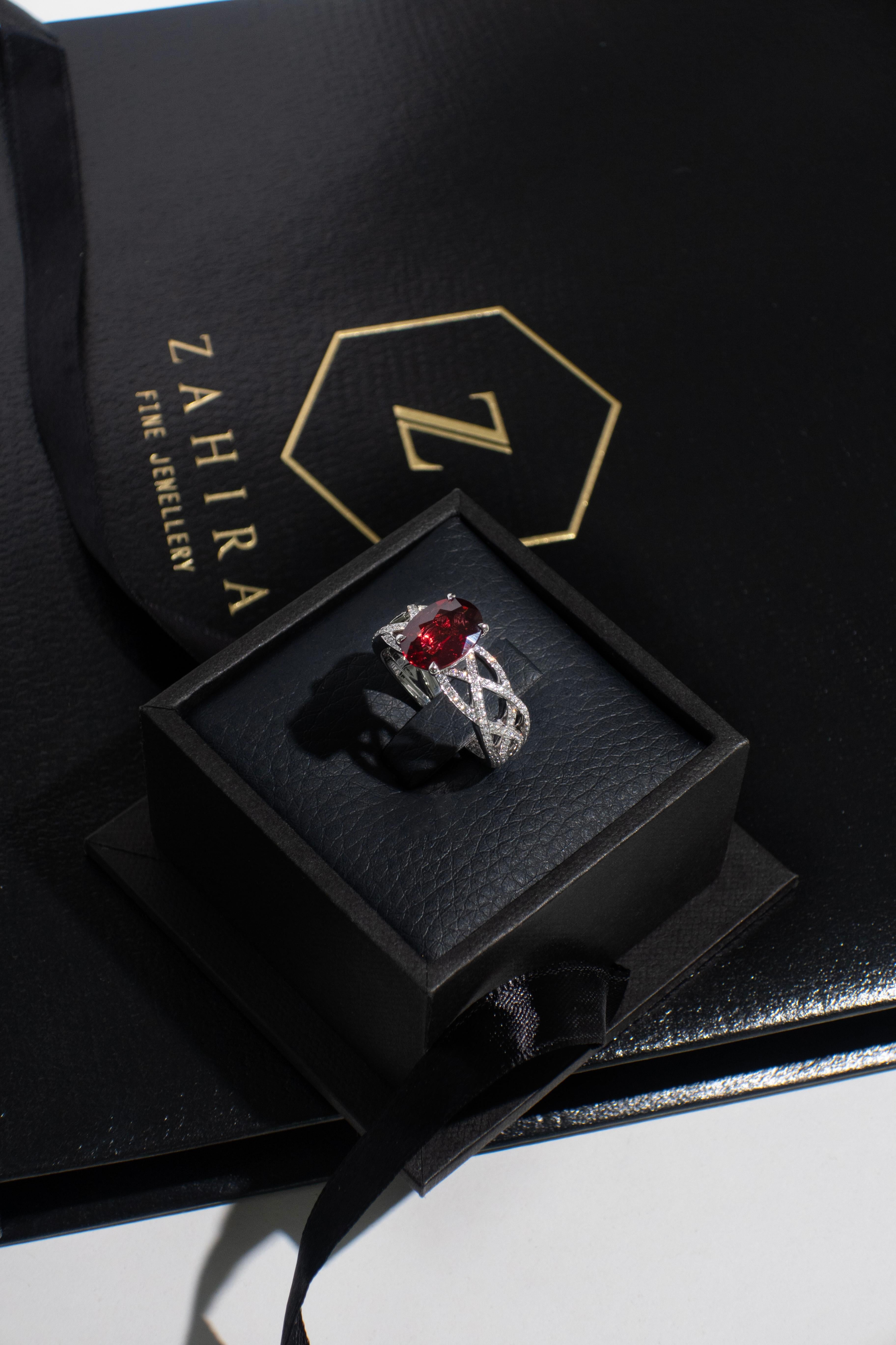 2,48 Karat burmesischer roter Spinell und Diamantring aus 18 Karat Weißgold (Ovalschliff) im Angebot