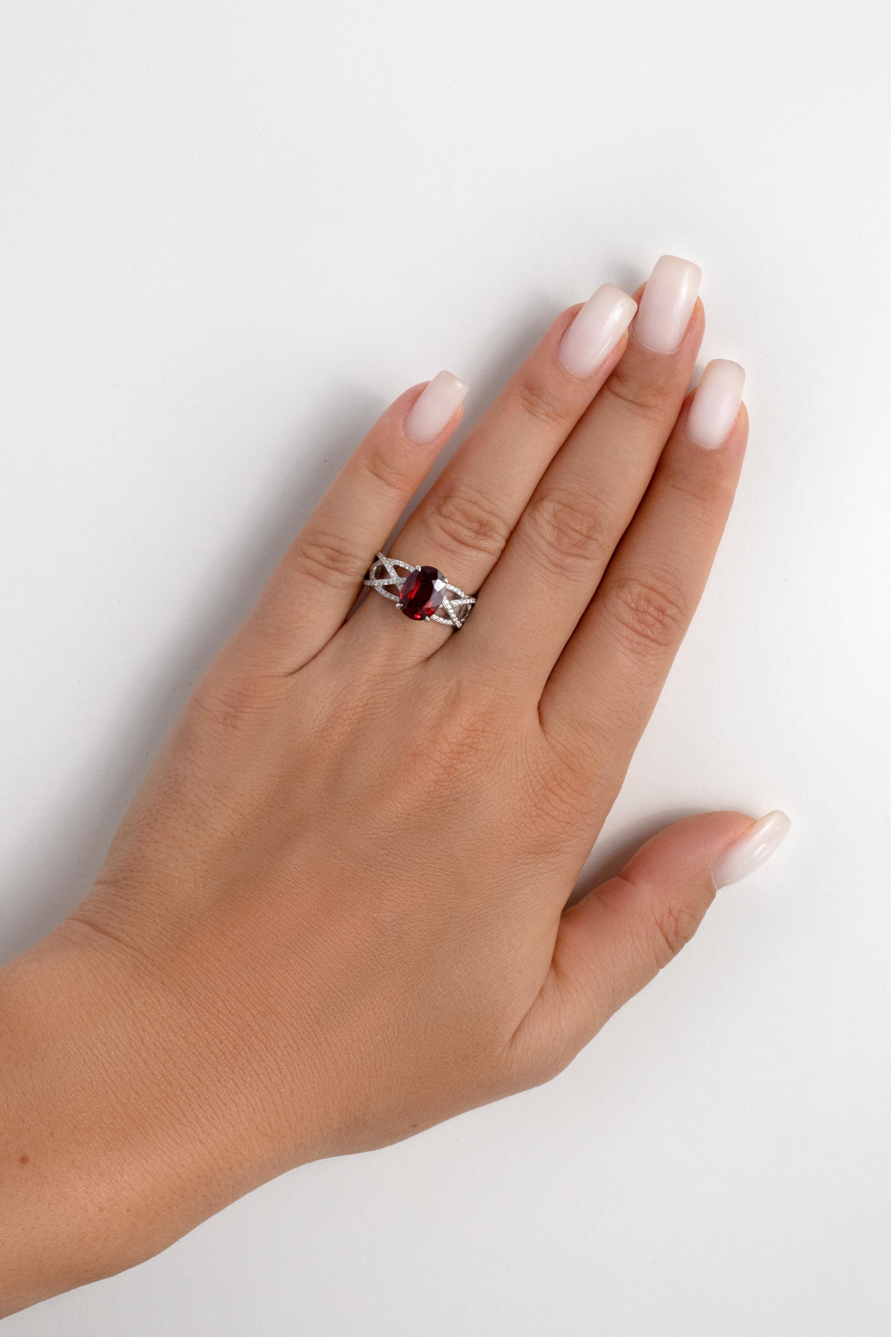 2,48 Karat burmesischer roter Spinell und Diamantring aus 18 Karat Weißgold im Zustand „Neu“ im Angebot in Bangkok, TH