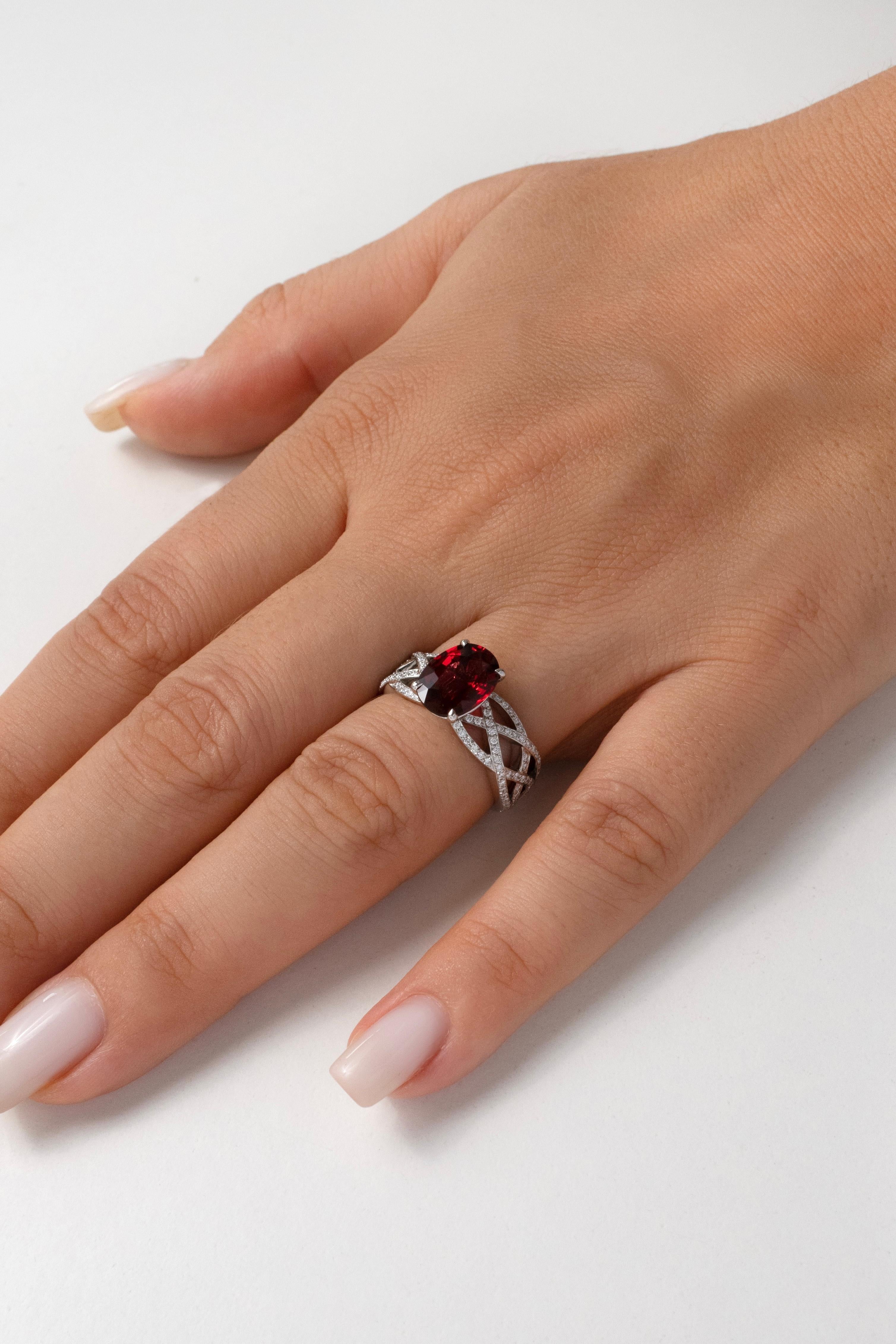 2,48 Karat burmesischer roter Spinell und Diamantring aus 18 Karat Weißgold für Damen oder Herren im Angebot