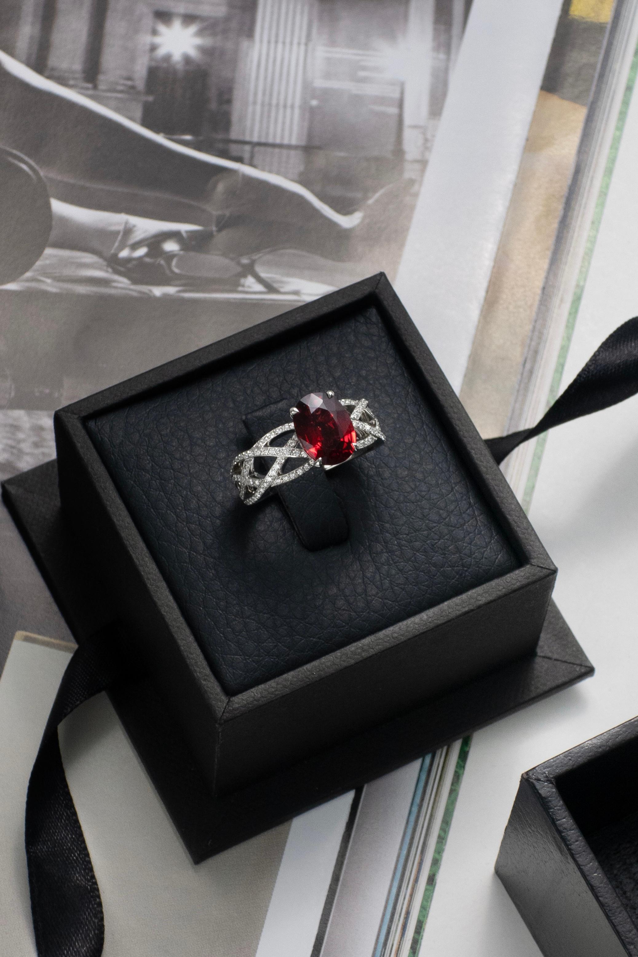 2,48 Karat burmesischer roter Spinell und Diamantring aus 18 Karat Weißgold im Angebot 2