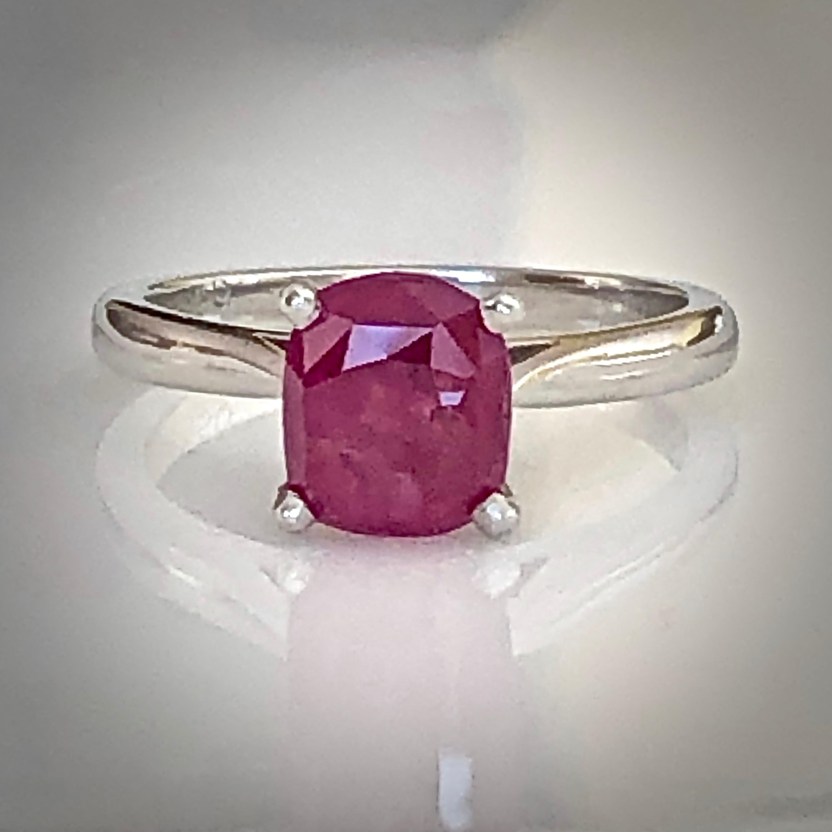 2.48 Carat Certified Untreated Ruby Engagement Solitaire Ring Platinum en vente 6