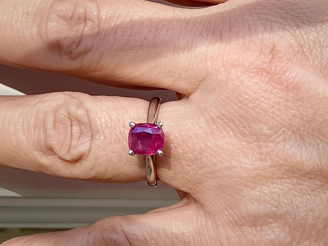 Ein klassischer Verlobungsring mit natürlichem Rubin. Besetzt mit einem kissenförmigen, natürlichen, unbehandelten Rubin im Altschliff in einer offenen Zackenfassung mit einem Gewicht von 2,48 Karat. Ein klassischer Solitär 950 in Platinfassung.