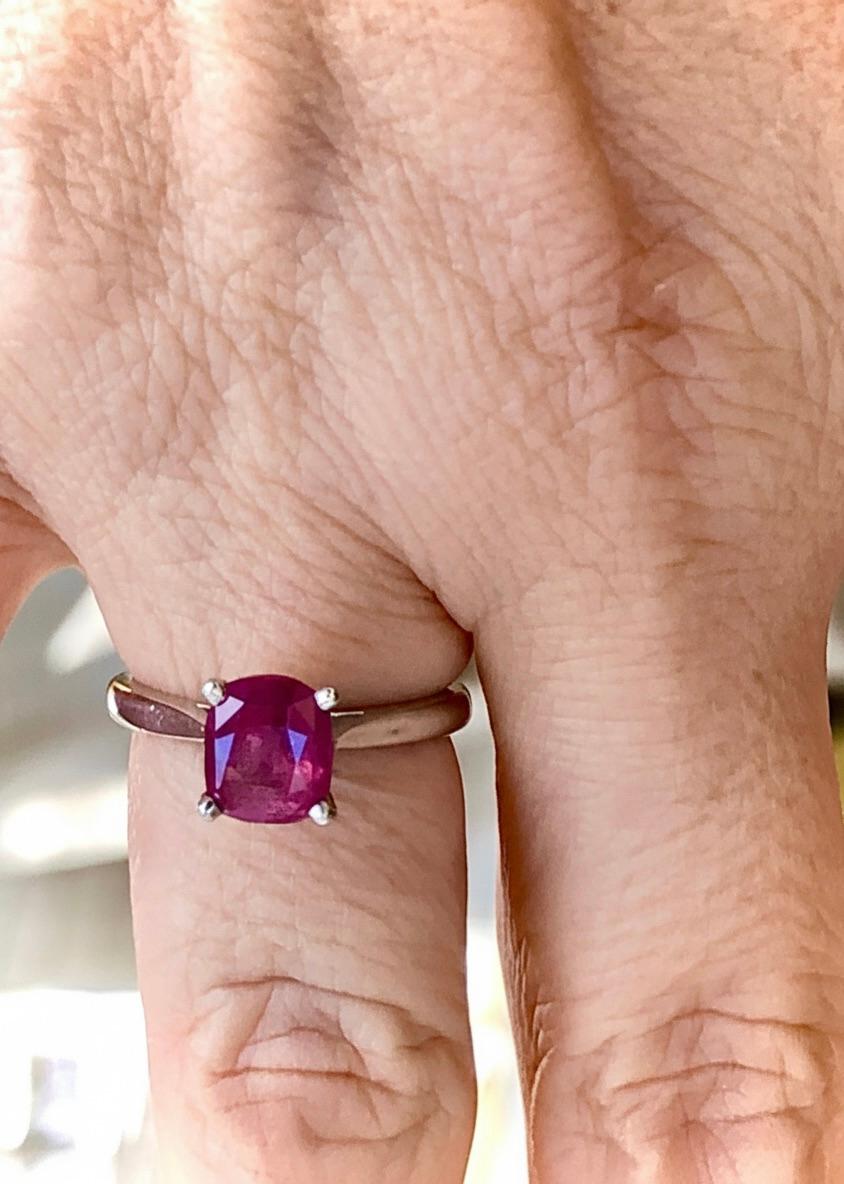 2,48 Karat zertifizierter unbehandelter Rubin Verlobungsring Platin Solitär (Kissenschliff) im Angebot