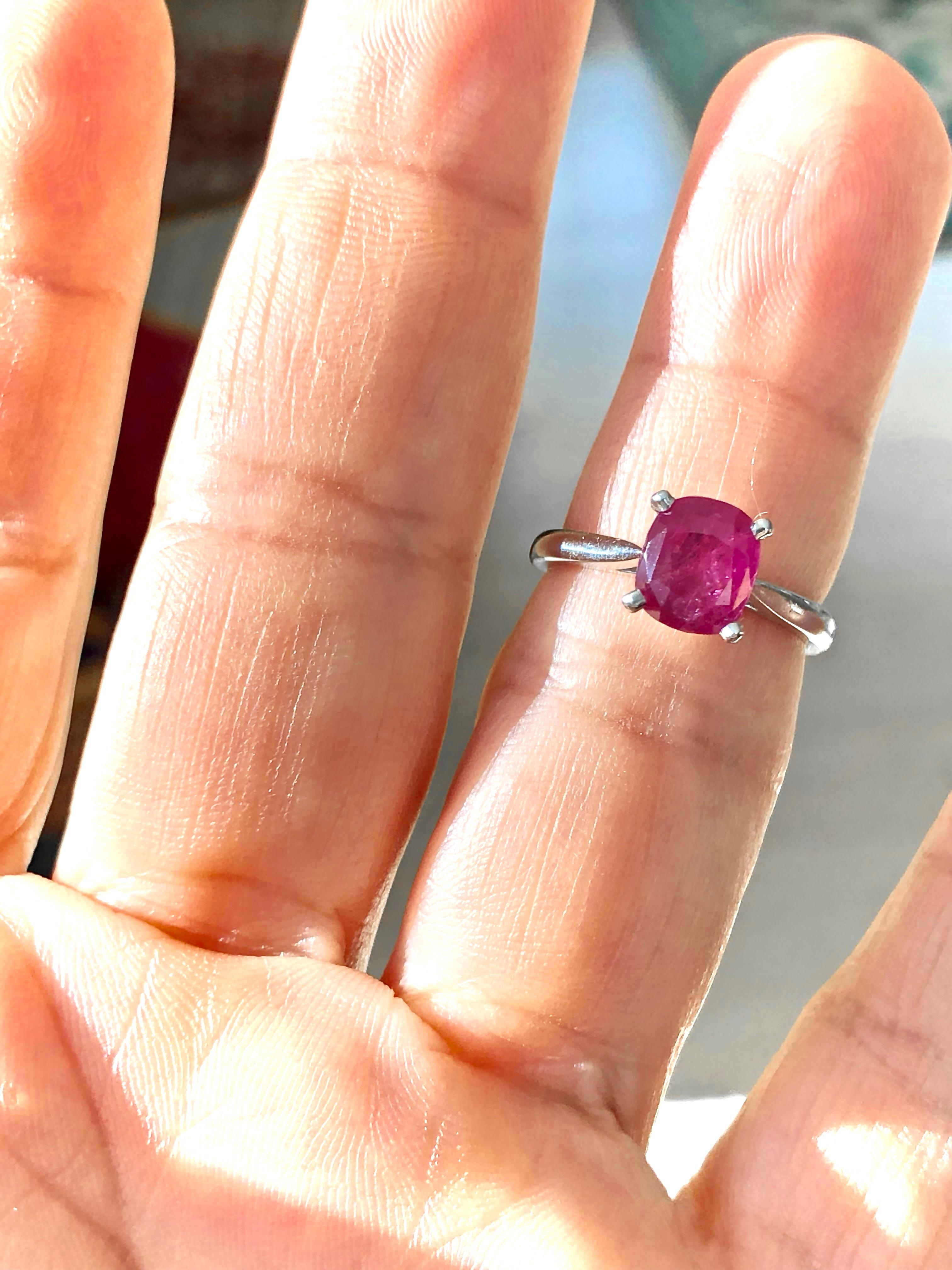 2.48 Carat Certified Untreated Ruby Engagement Solitaire Ring Platinum en vente 1