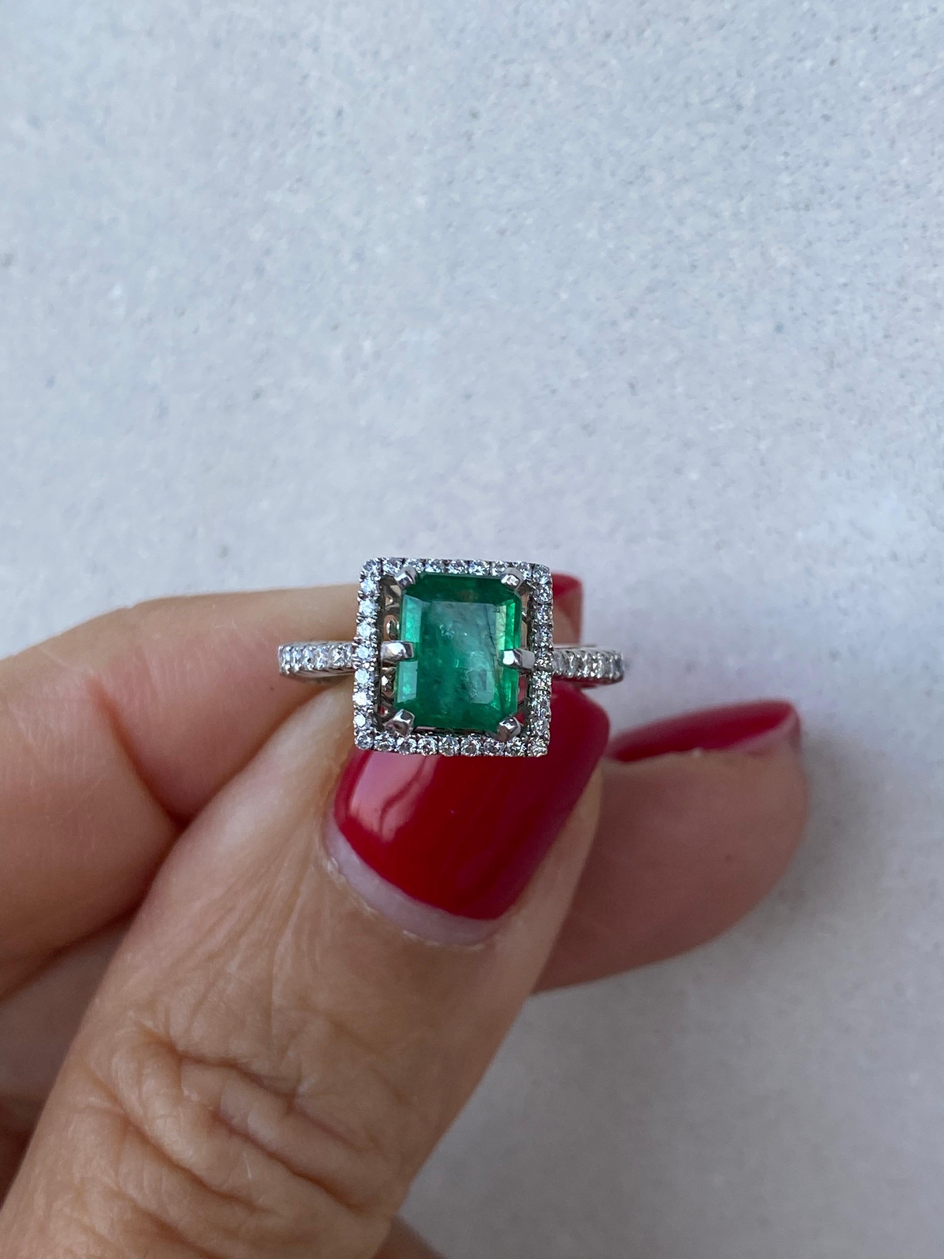 Anillo Halo de Esmeralda Colombiana y Diamante de 2,48 Quilates Contemporáneo en venta
