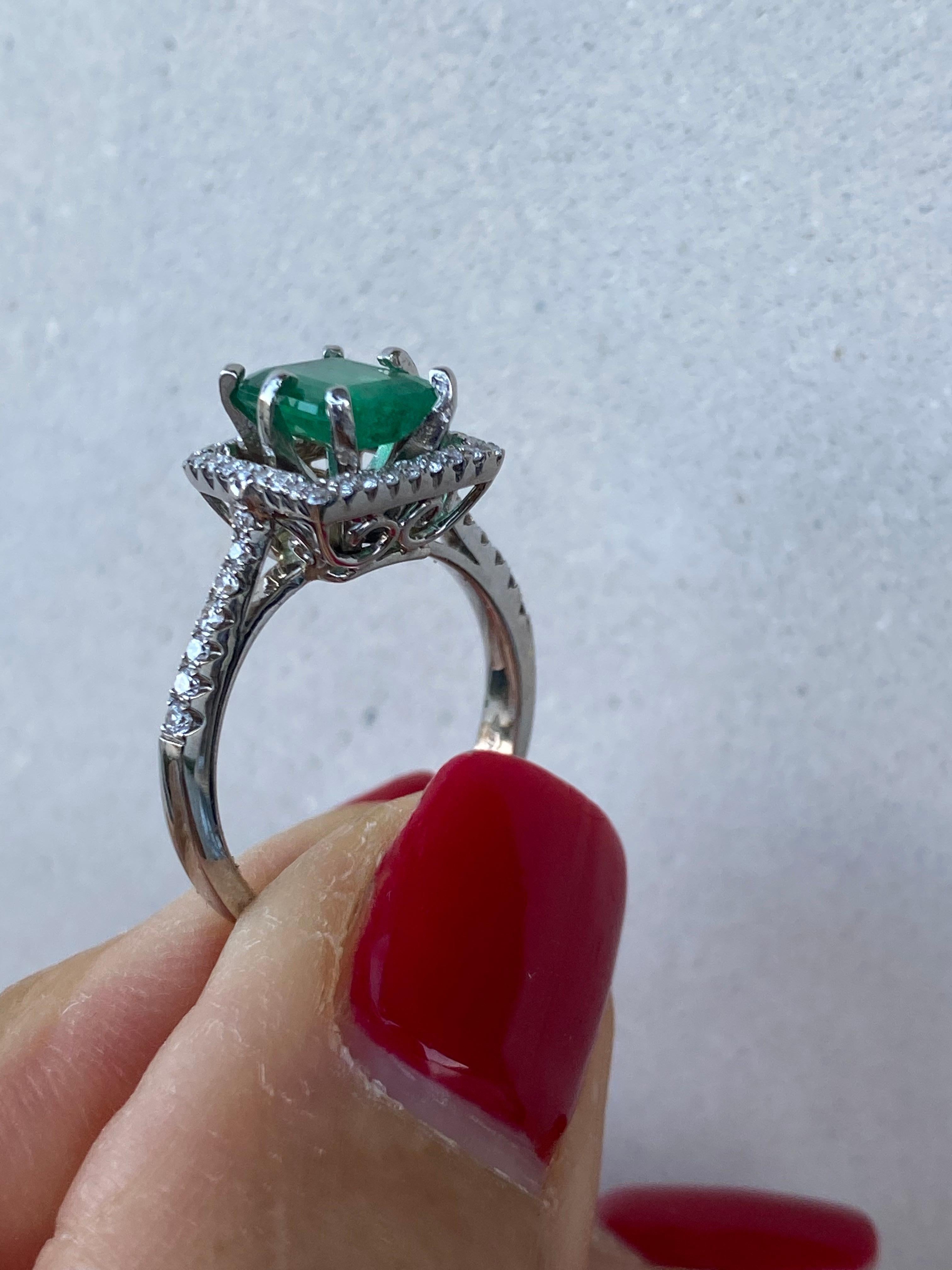 Anillo Halo de Esmeralda Colombiana y Diamante de 2,48 Quilates en Excelente estado para la venta en Laguna Hills, CA