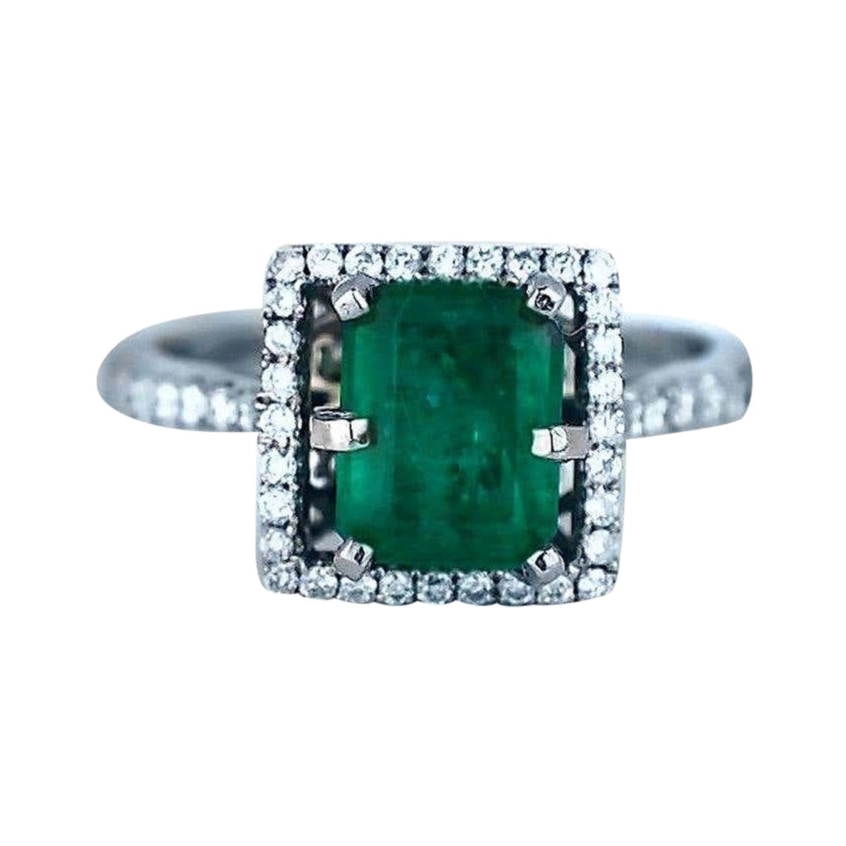 Anello con smeraldo colombiano e diamante aureolato da 2,48 carati