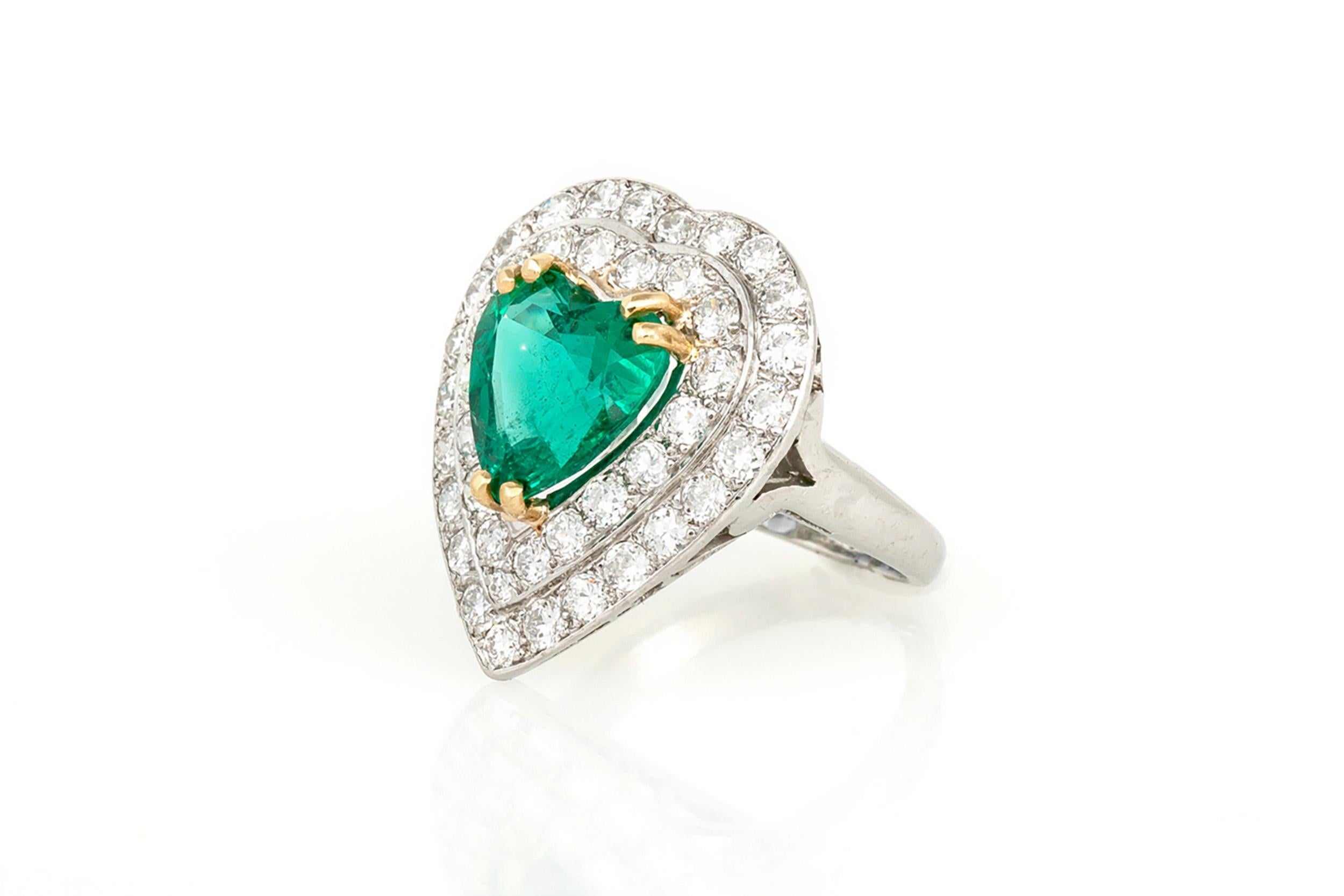 Finemente realizzato in platino e oro giallo 18 carati con uno smeraldo a forma di cuore di 2,48 carati incorniciato da diamanti rotondi a taglio Brilliante per un peso totale di circa 2,50 carati.
Taglia 4 3/4, ridimensionabile