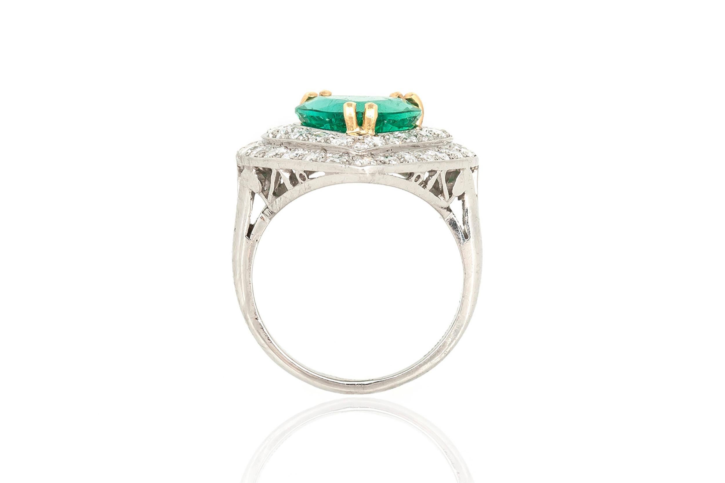 Anello con smeraldo a forma di cuore e diamanti da 2,48 carati In condizioni buone in vendita a New York, NY