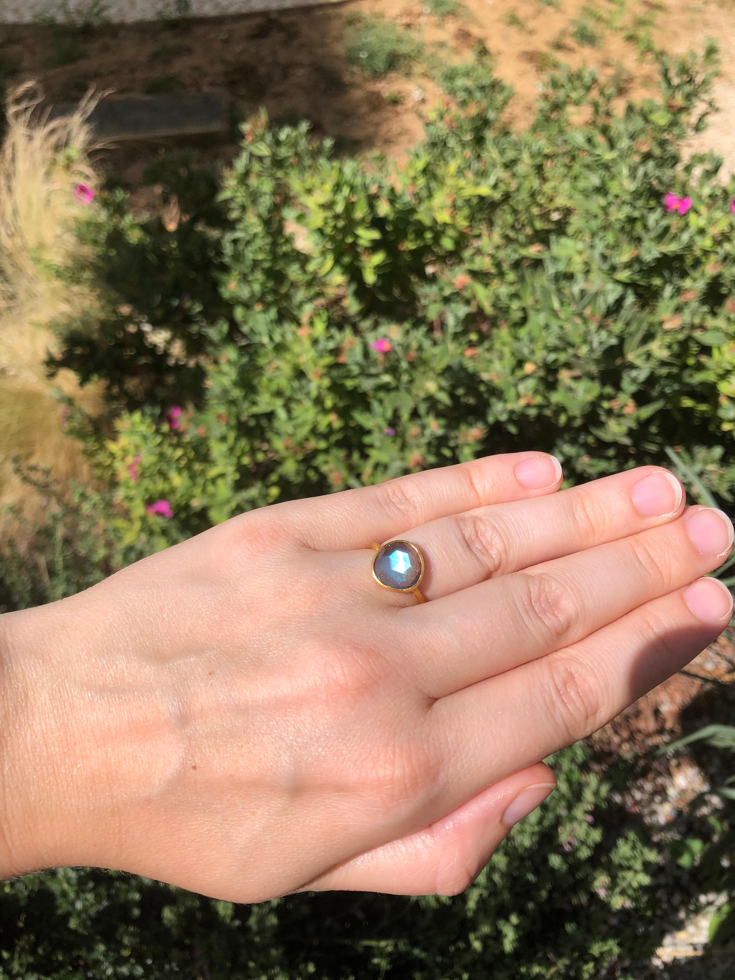 This simple ring by Scrives is composed of a high quality transparent labradorite of 2.48 cts. The labradorite is faceted as a rose cut.
The stone is set in a 22kt closed gold setting.
This labradorite is natural with a vibrant and strong blue hue.