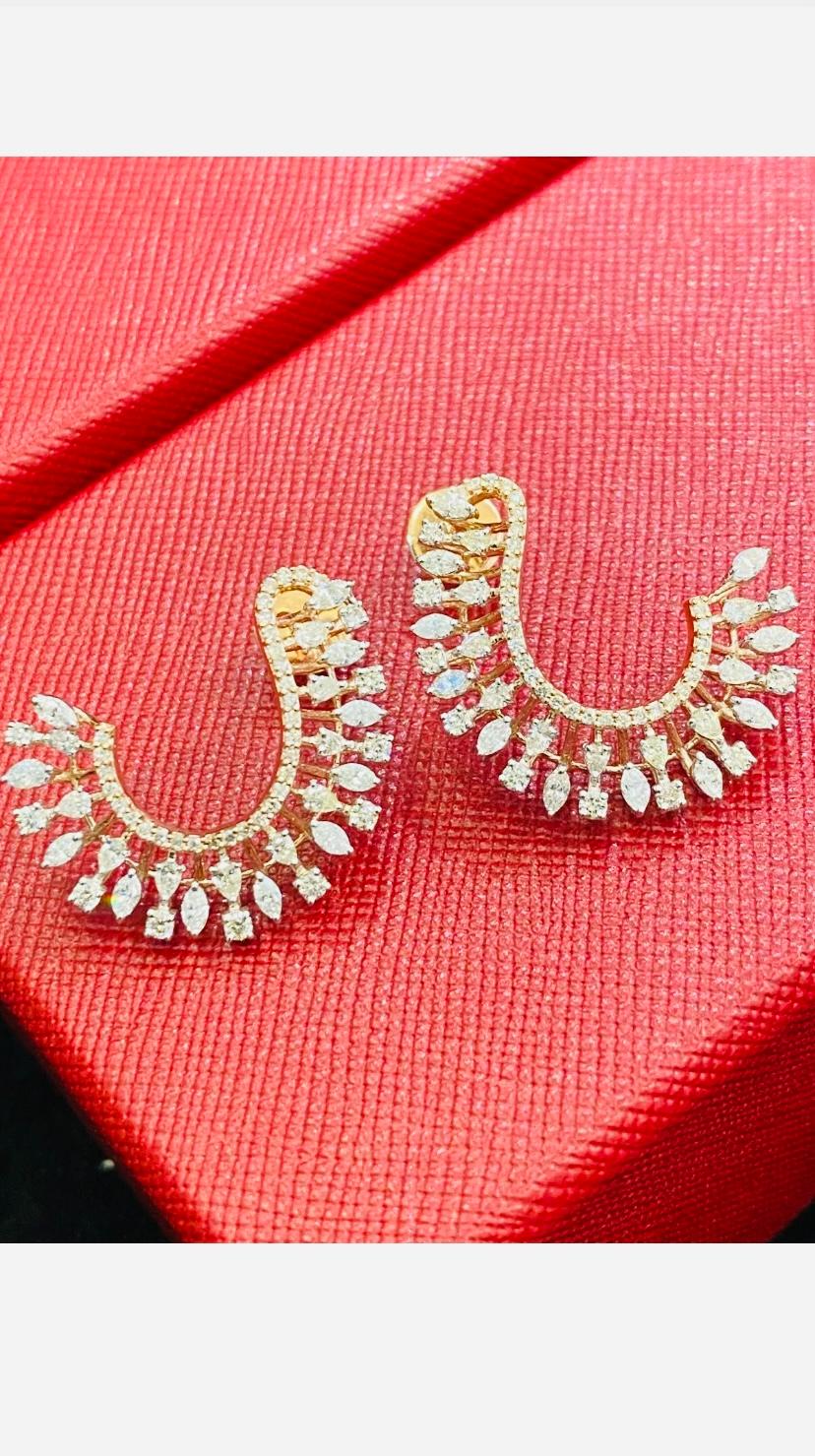 Un paio di squisiti orecchini di Eleg, dal design raffinato, così originale ed elegante.
Progettati con un'attenzione meticolosa a tutti i dettagli, questi orecchini sono un simbolo di opulenza e lusso.
Gli splendidi orecchini sono realizzati in oro
