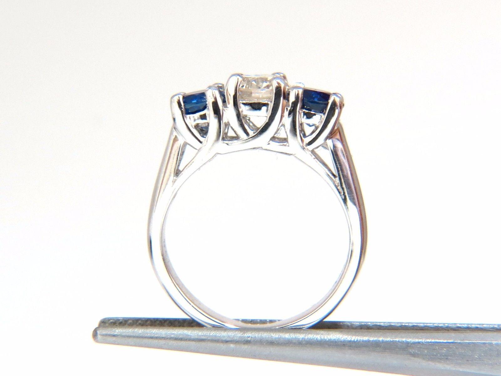 Bague à trois pierres en saphirs naturels de 2,48 carats et diamants, bleu royal 14 carats Neuf - En vente à New York, NY
