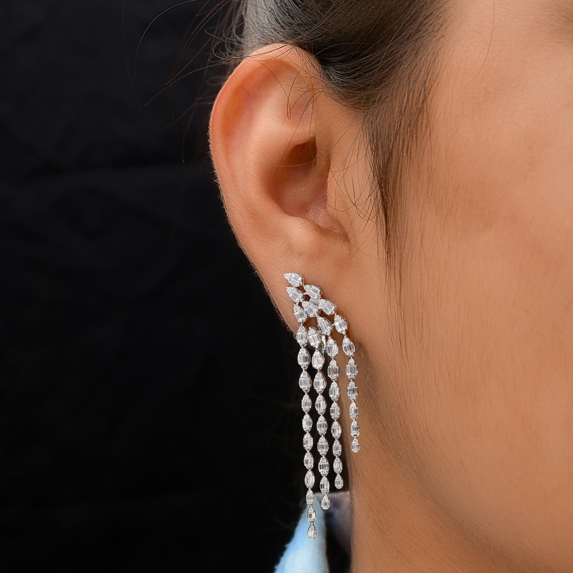 Moderne Boucles d'oreilles chandelier en or blanc 18 carats avec diamants ronds baguettes SI/H de 2,48 carats en vente
