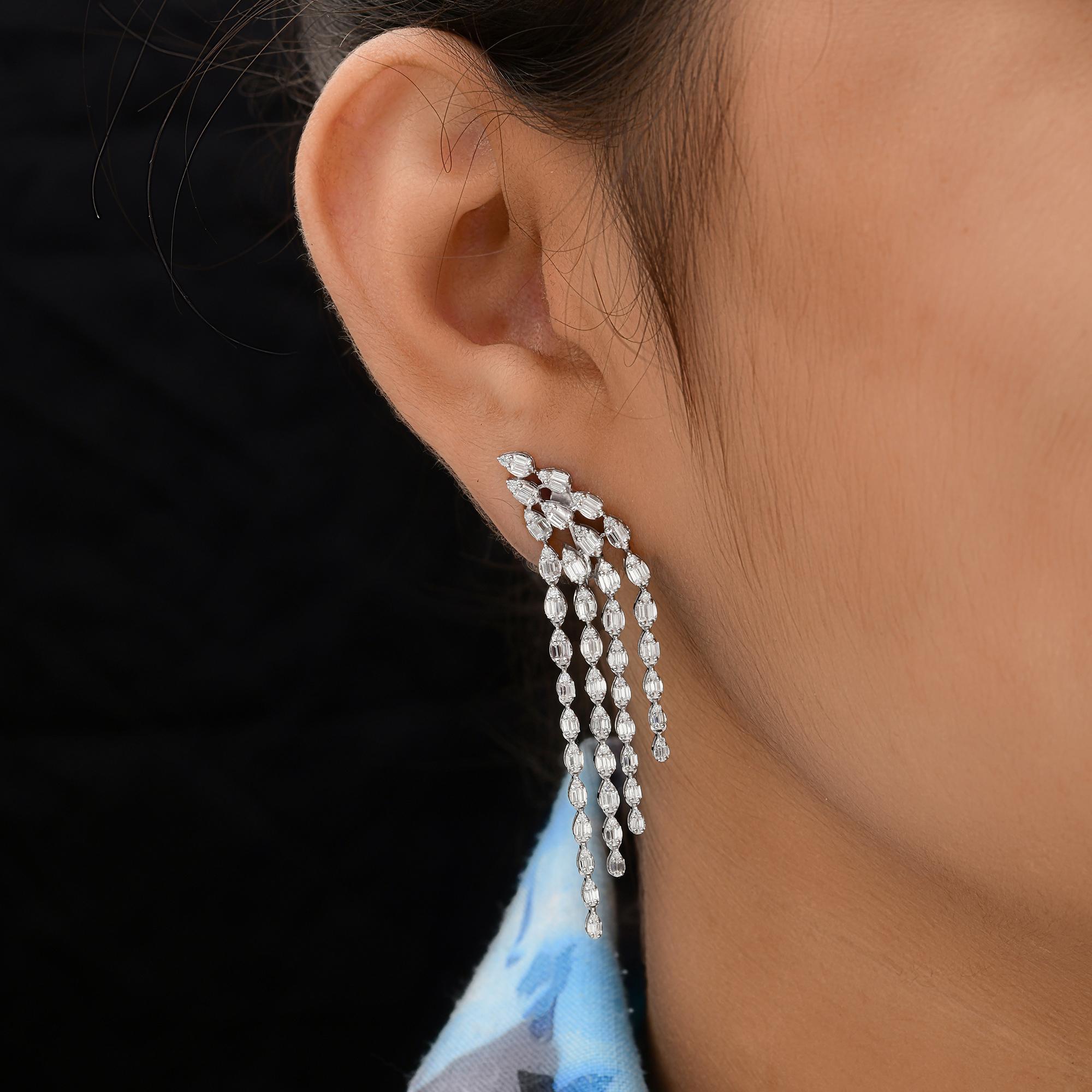 Taille baguette Boucles d'oreilles chandelier en or blanc 18 carats avec diamants ronds baguettes SI/H de 2,48 carats en vente