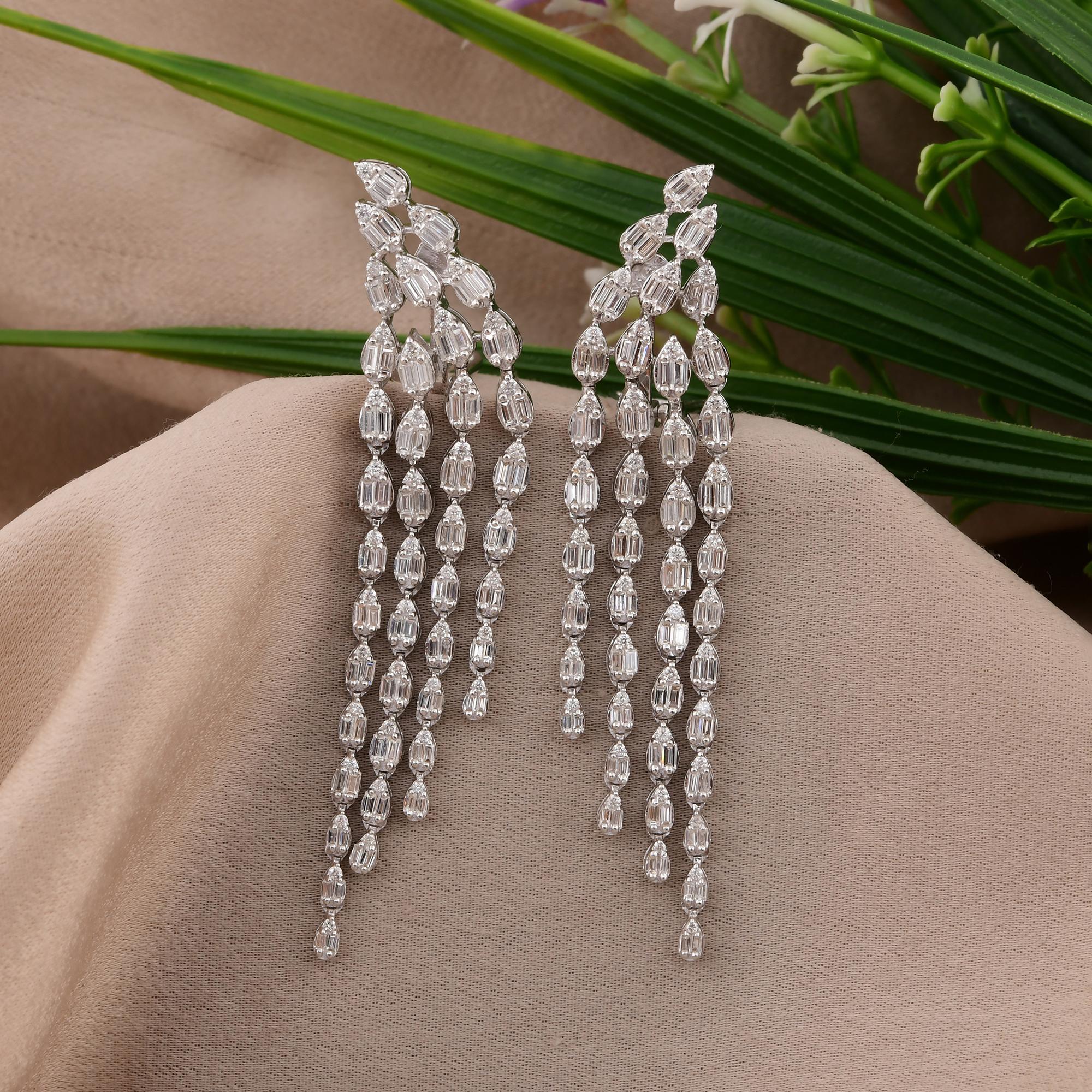Boucles d'oreilles chandelier en or blanc 18 carats avec diamants ronds baguettes SI/H de 2,48 carats Neuf - En vente à Diera, Dubai