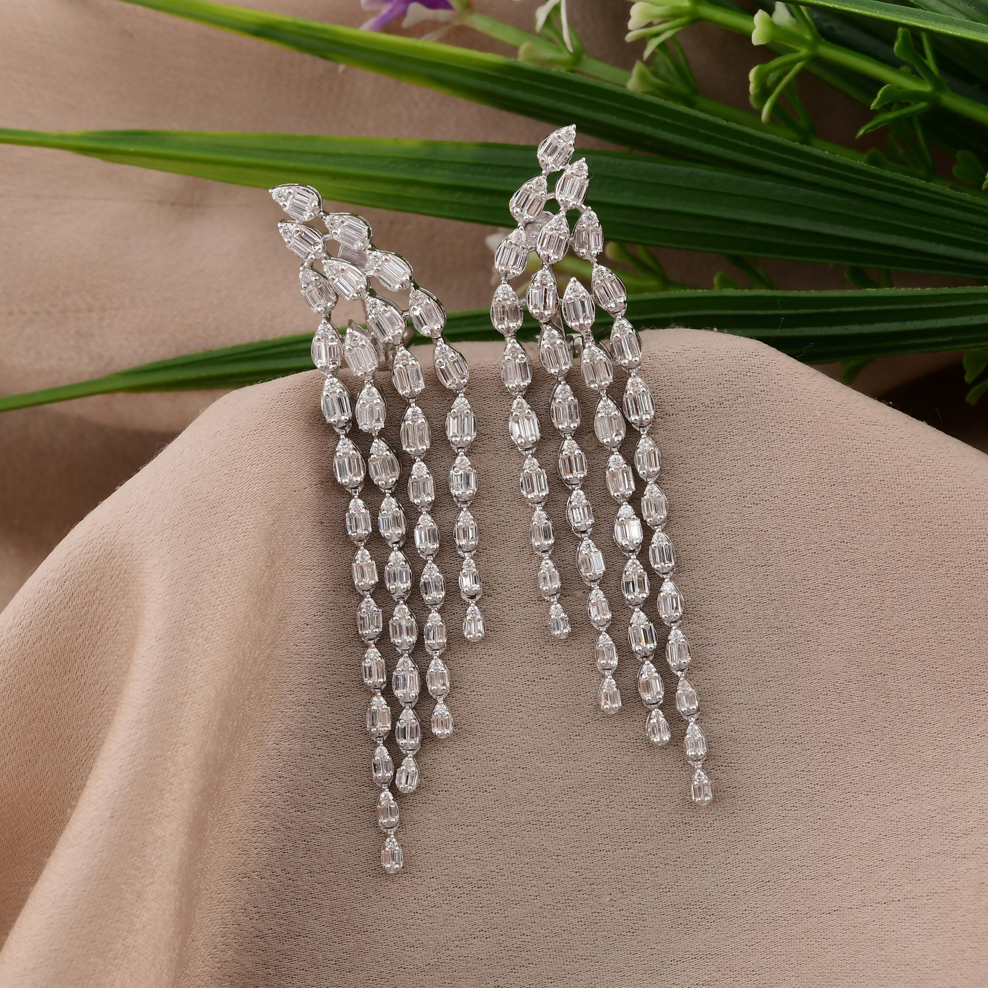Boucles d'oreilles chandelier en or blanc 18 carats avec diamants ronds baguettes SI/H de 2,48 carats Pour femmes en vente