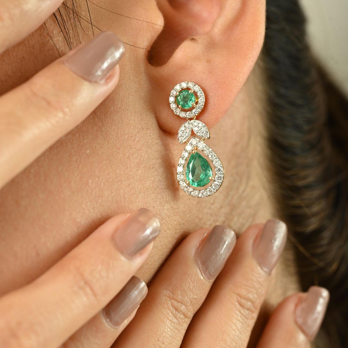 Faites-vous remarquer avec ces exquises boucles d'oreilles en or jaune 18 carats, qui présentent un mélange captivant d'élégance et de beauté naturelle. Avec un total de 2,48 carats d'émeraudes et 1,07 carat de diamants éblouissants, chaque élément