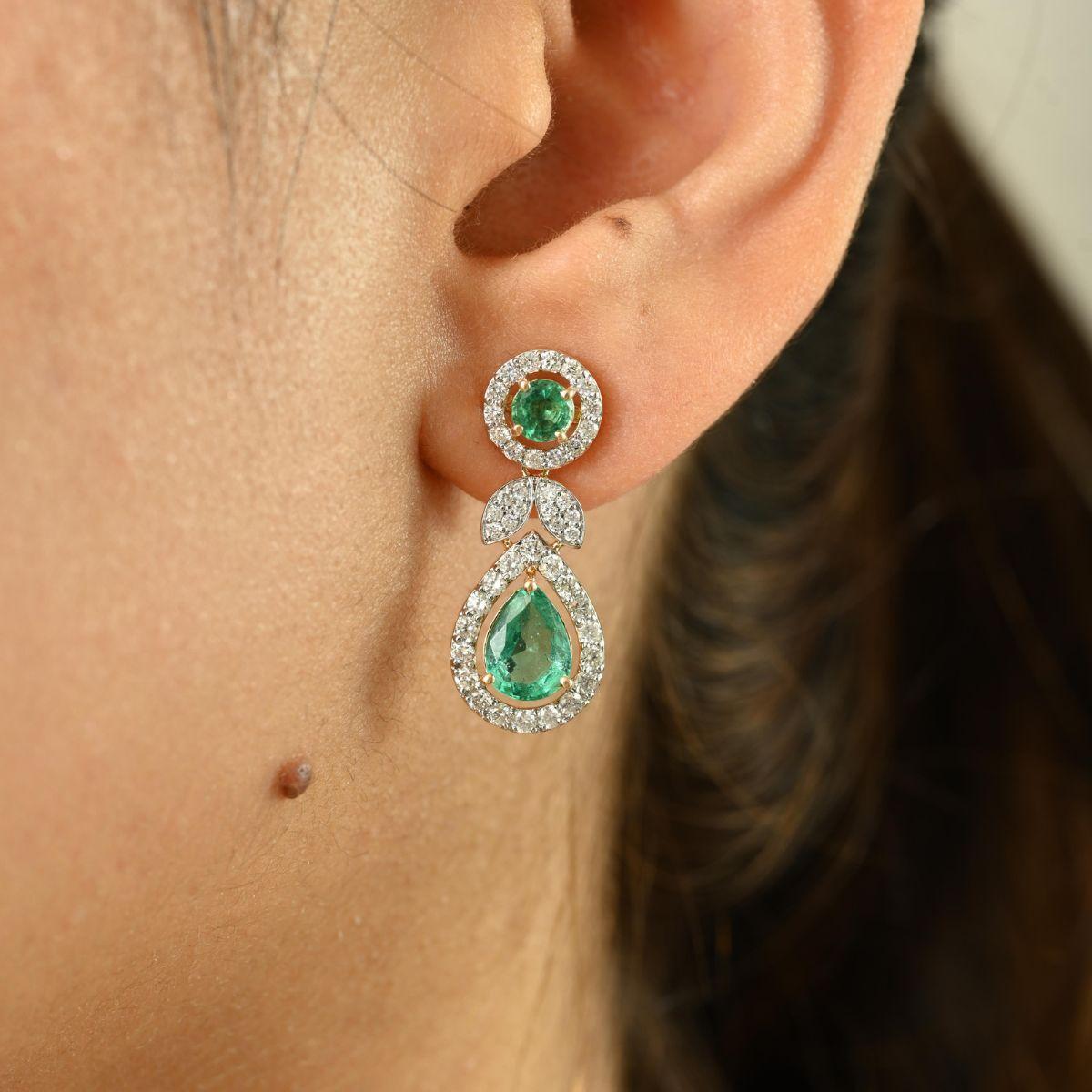Taille poire Pendants d'oreilles en or jaune 18 carats, émeraude de Zambie et diamants de 2,48 carats en vente